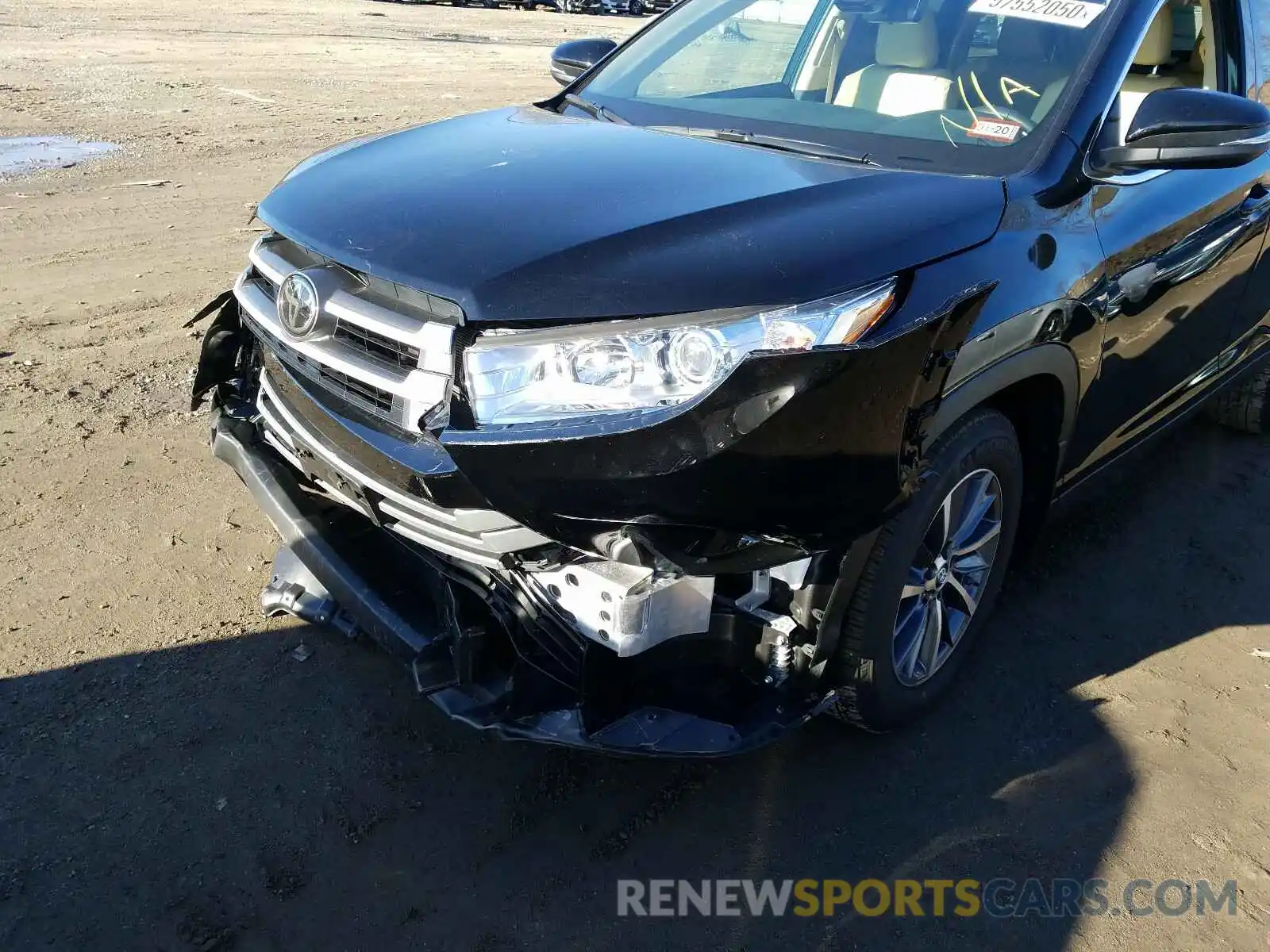 9 Photograph of a damaged car 5TDJZRFH4KS613217 TOYOTA HIGHLANDER 2019