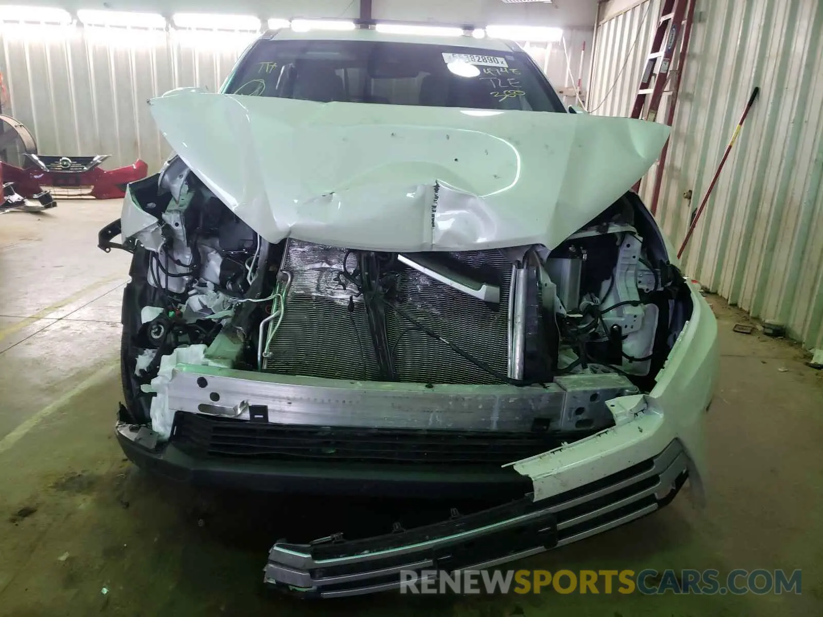 9 Photograph of a damaged car 5TDJZRFH4KS614948 TOYOTA HIGHLANDER 2019
