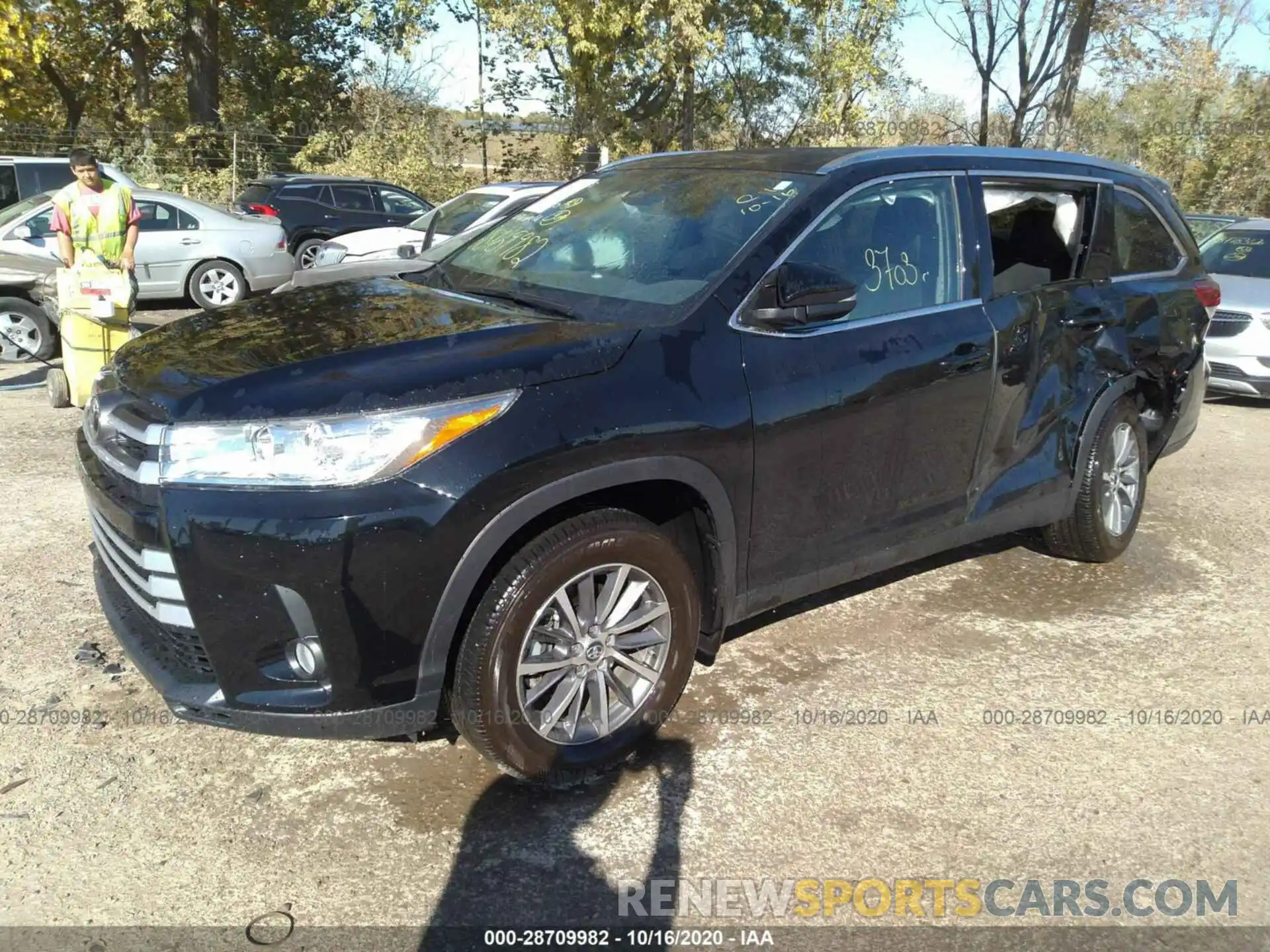 2 Photograph of a damaged car 5TDJZRFH4KS615775 TOYOTA HIGHLANDER 2019