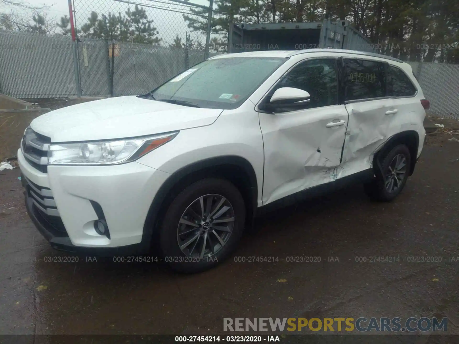 2 Photograph of a damaged car 5TDJZRFH4KS617638 TOYOTA HIGHLANDER 2019