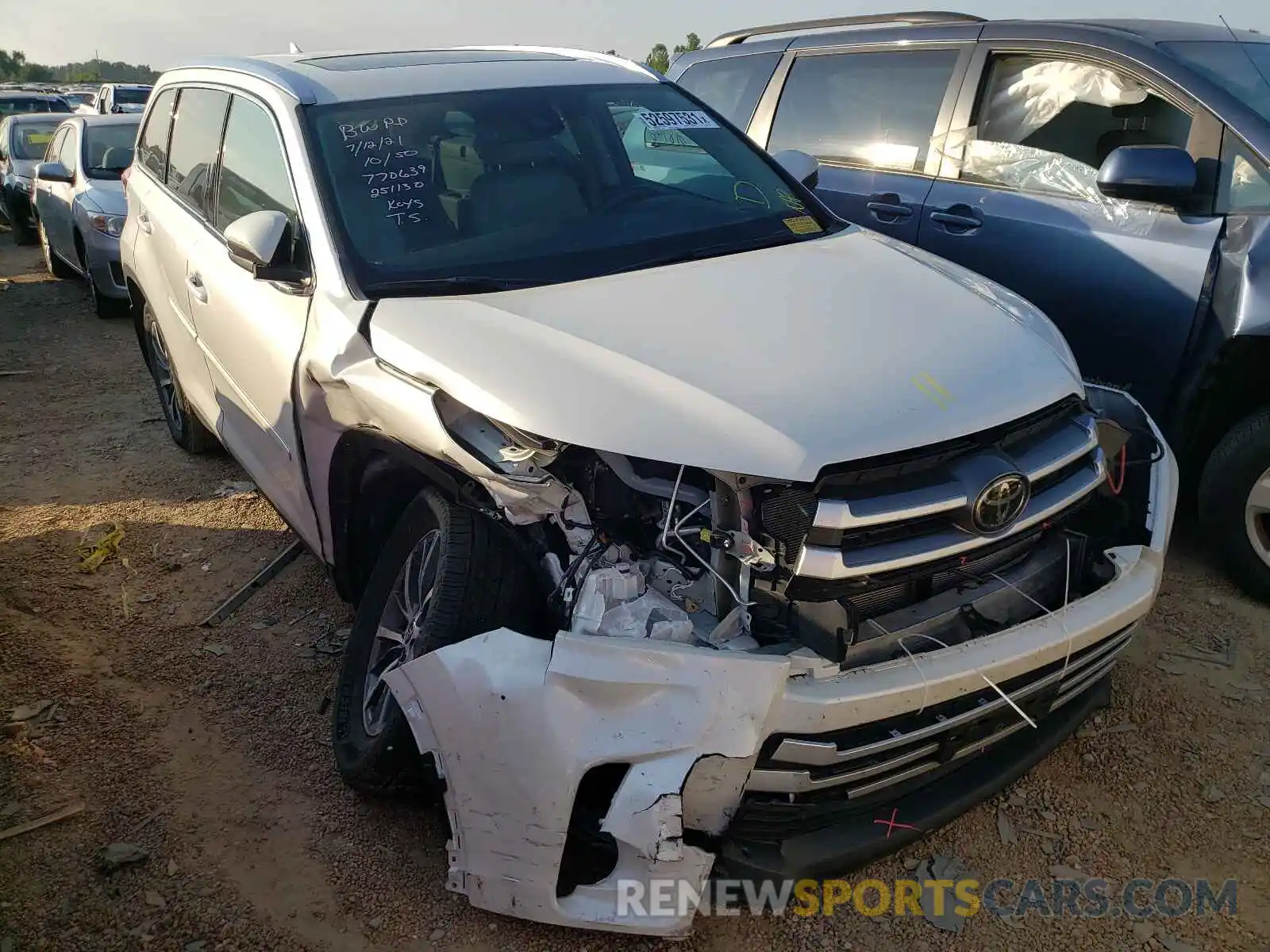 1 Photograph of a damaged car 5TDJZRFH4KS618532 TOYOTA HIGHLANDER 2019