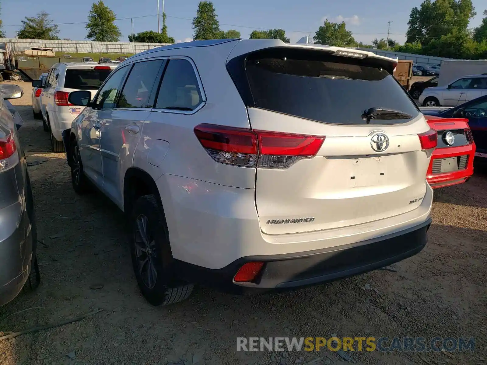 3 Photograph of a damaged car 5TDJZRFH4KS618532 TOYOTA HIGHLANDER 2019