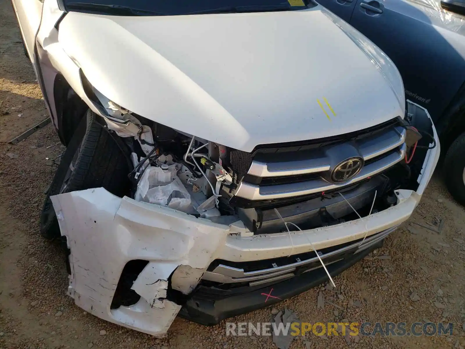 9 Photograph of a damaged car 5TDJZRFH4KS618532 TOYOTA HIGHLANDER 2019