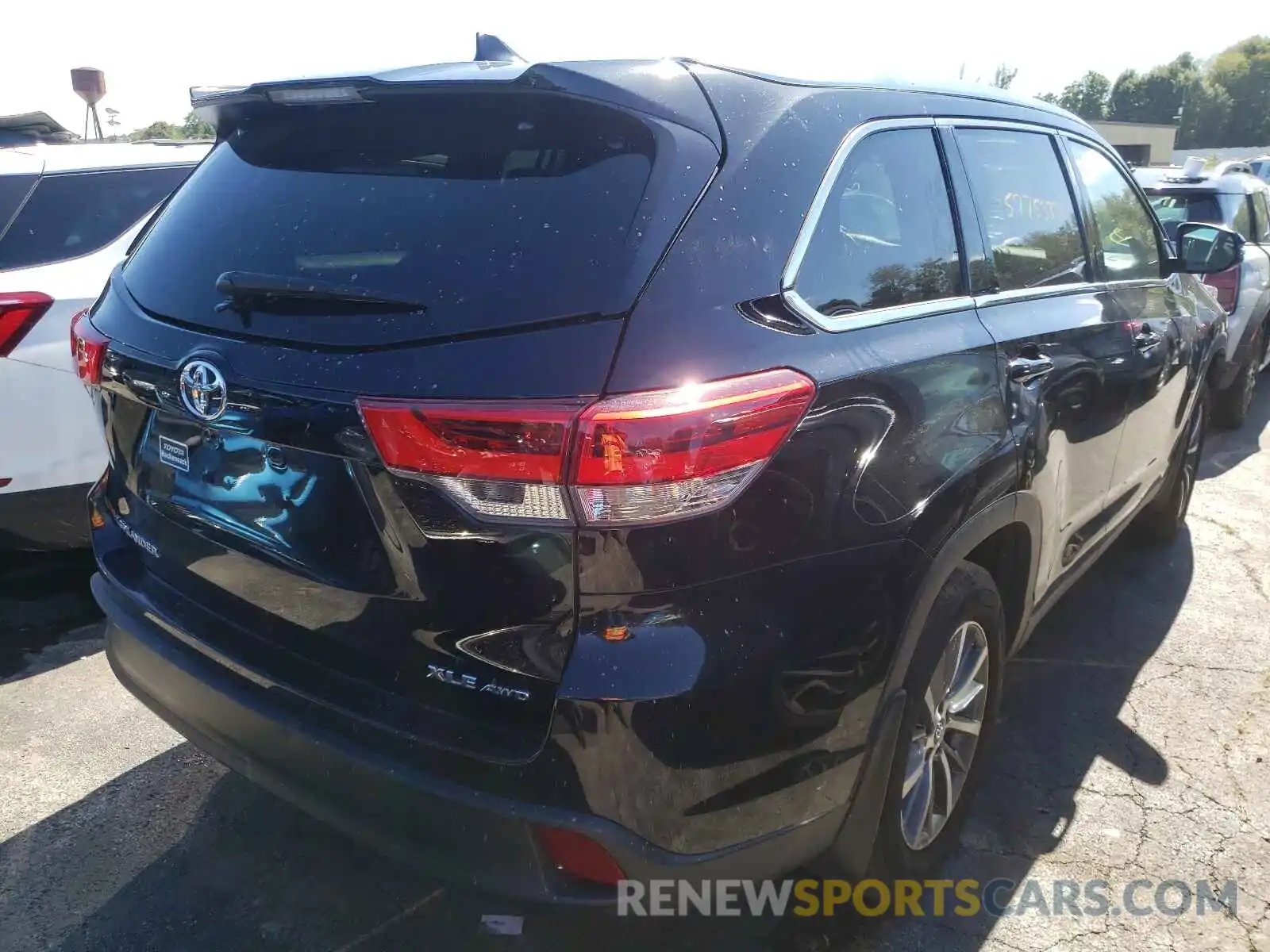 4 Photograph of a damaged car 5TDJZRFH4KS624718 TOYOTA HIGHLANDER 2019