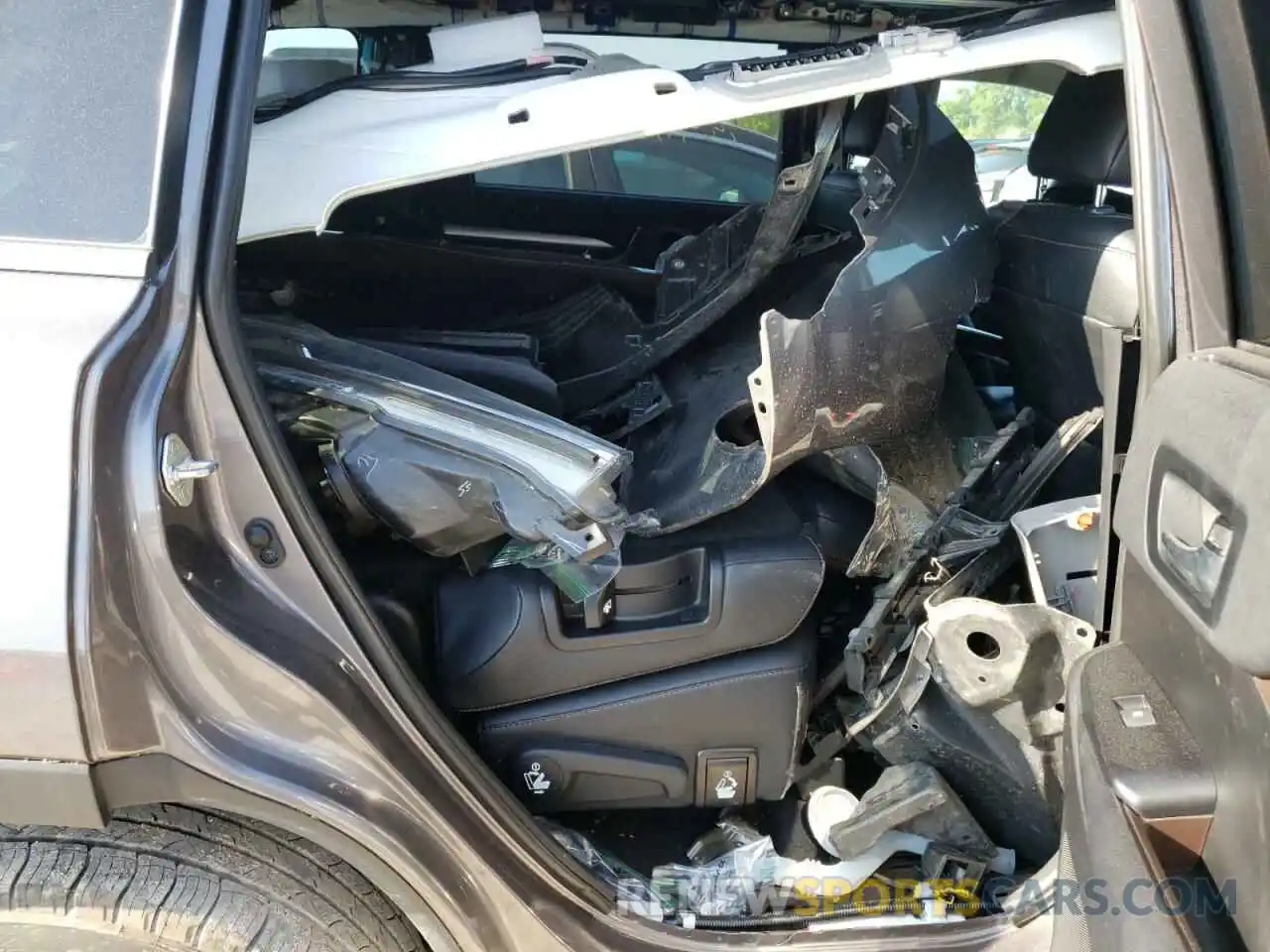 6 Photograph of a damaged car 5TDJZRFH4KS704715 TOYOTA HIGHLANDER 2019