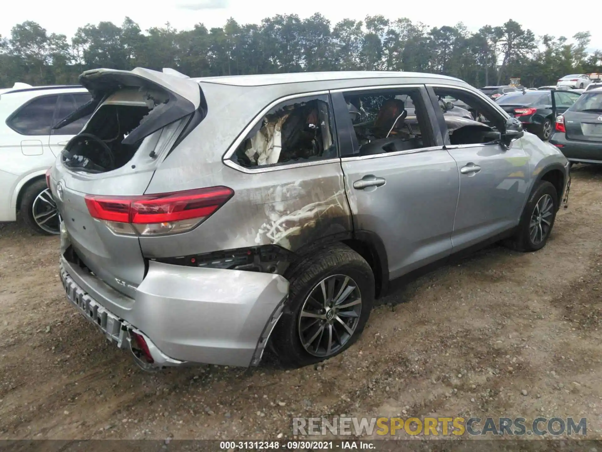 4 Photograph of a damaged car 5TDJZRFH4KS706545 TOYOTA HIGHLANDER 2019