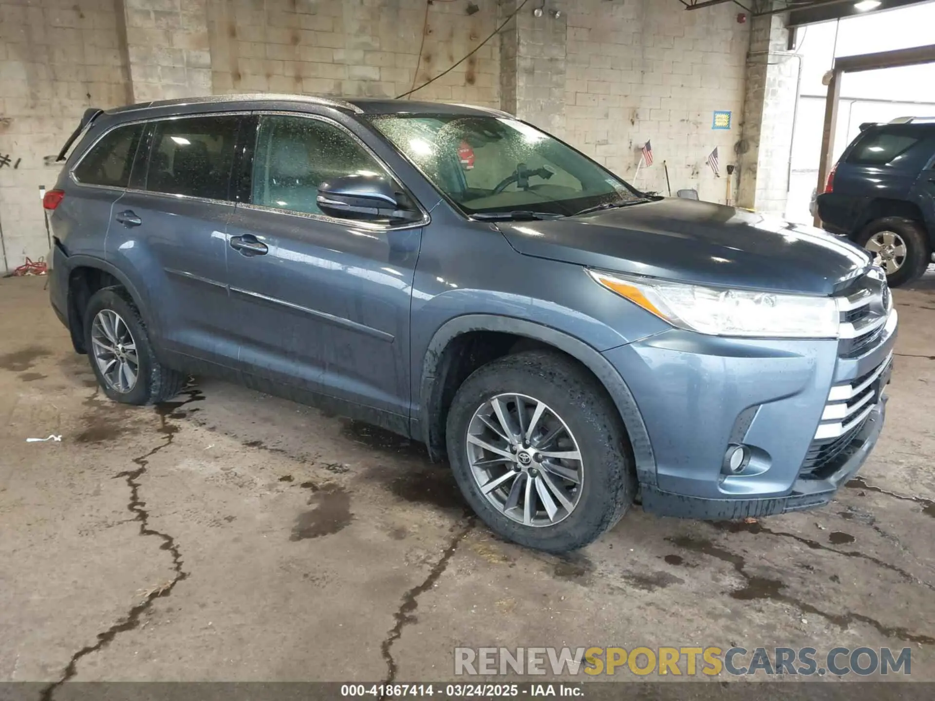 1 Photograph of a damaged car 5TDJZRFH4KS747306 TOYOTA HIGHLANDER 2019