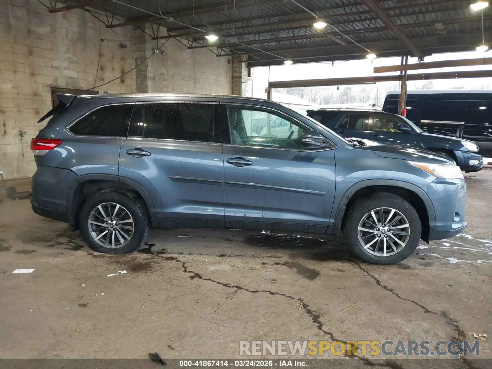 13 Photograph of a damaged car 5TDJZRFH4KS747306 TOYOTA HIGHLANDER 2019