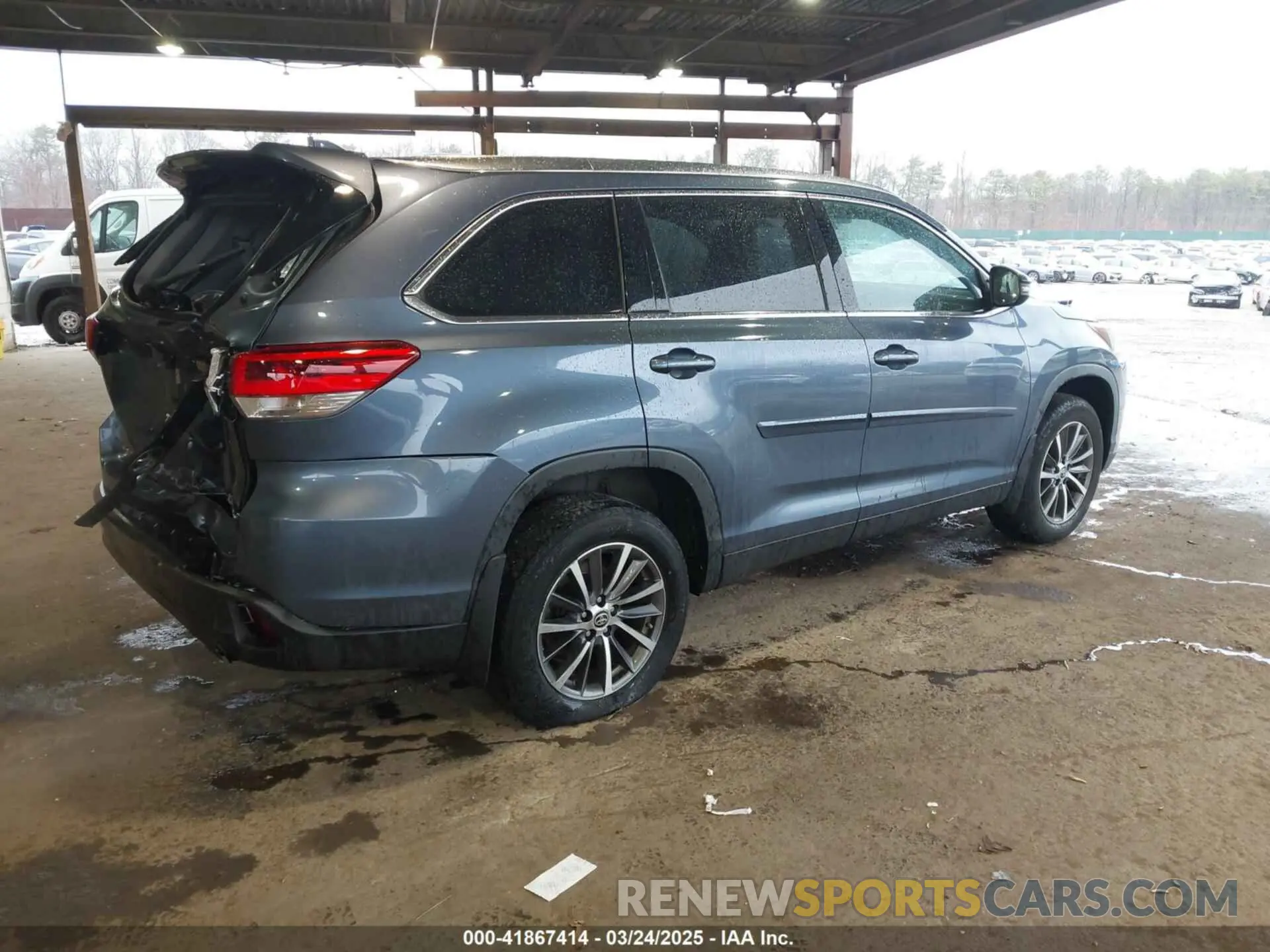 4 Photograph of a damaged car 5TDJZRFH4KS747306 TOYOTA HIGHLANDER 2019