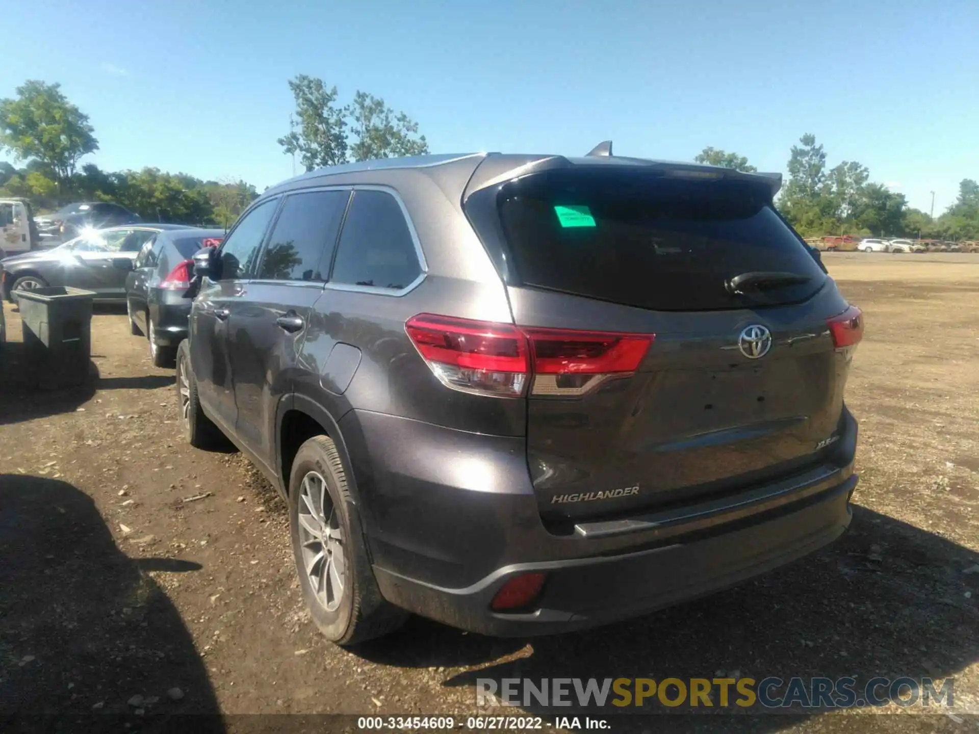 3 Photograph of a damaged car 5TDJZRFH4KS939566 TOYOTA HIGHLANDER 2019