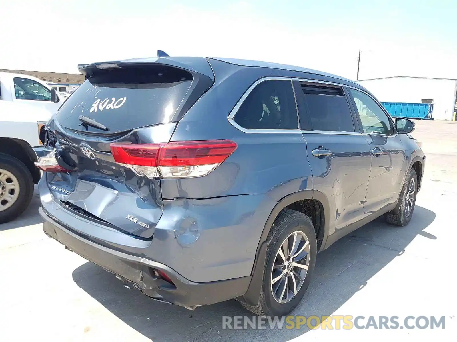 4 Photograph of a damaged car 5TDJZRFH4KS945495 TOYOTA HIGHLANDER 2019