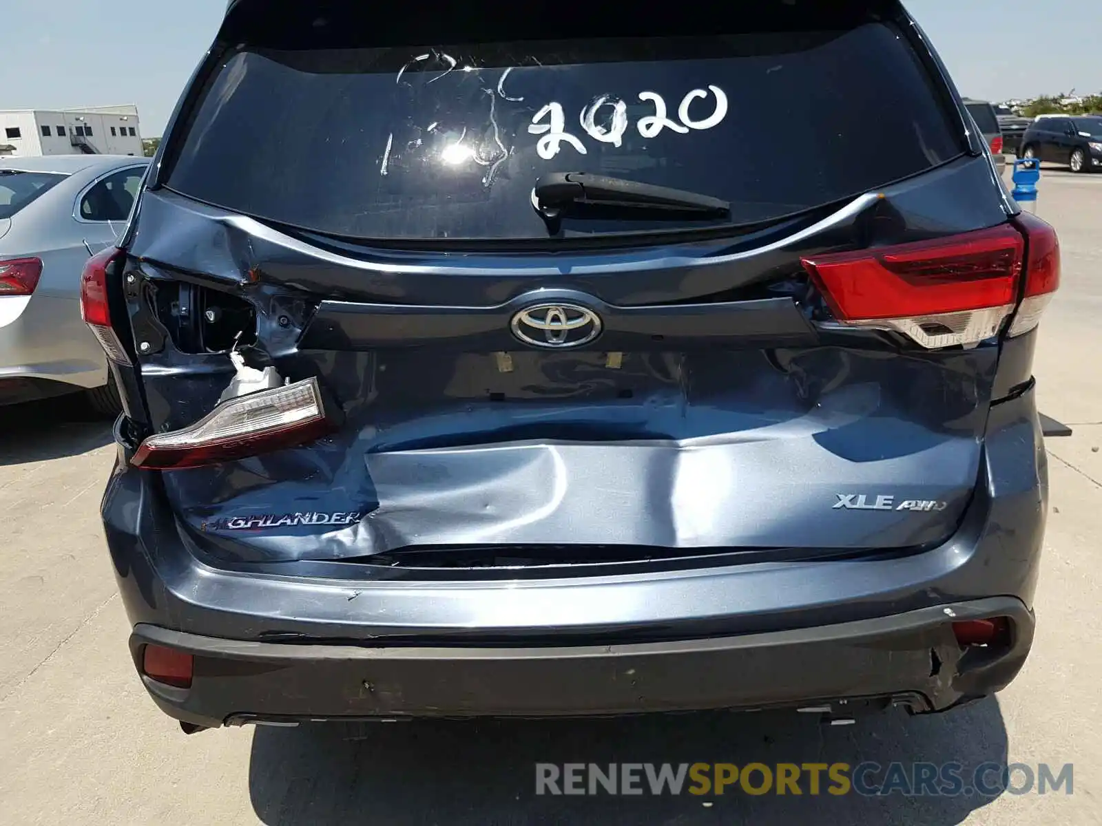 9 Photograph of a damaged car 5TDJZRFH4KS945495 TOYOTA HIGHLANDER 2019