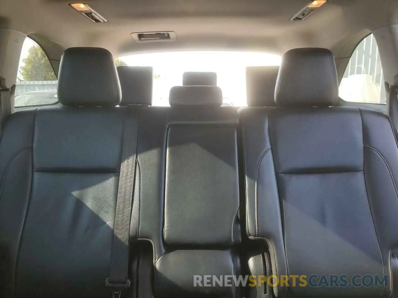 10 Photograph of a damaged car 5TDJZRFH4KS950728 TOYOTA HIGHLANDER 2019