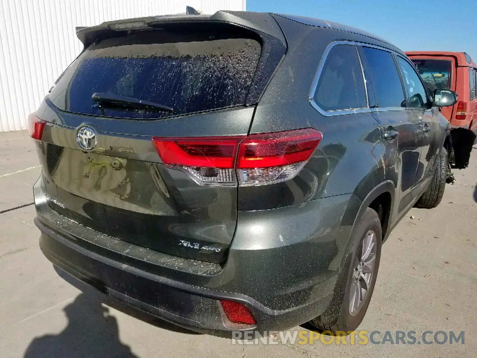 4 Photograph of a damaged car 5TDJZRFH4KS967755 TOYOTA HIGHLANDER 2019