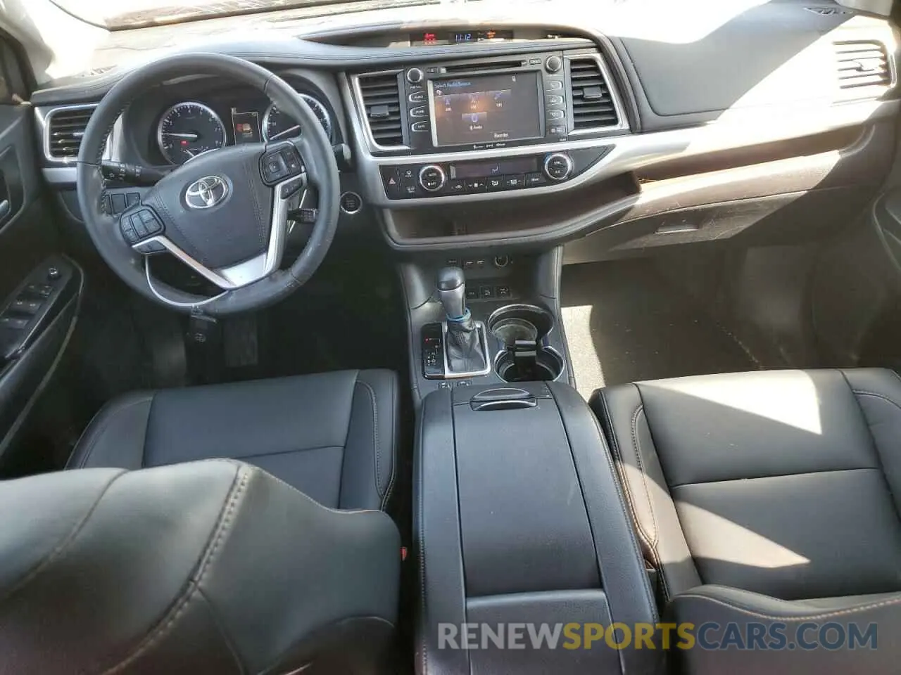 8 Photograph of a damaged car 5TDJZRFH4KS971577 TOYOTA HIGHLANDER 2019