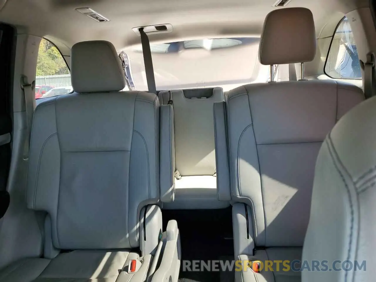 10 Photograph of a damaged car 5TDJZRFH4KS997273 TOYOTA HIGHLANDER 2019