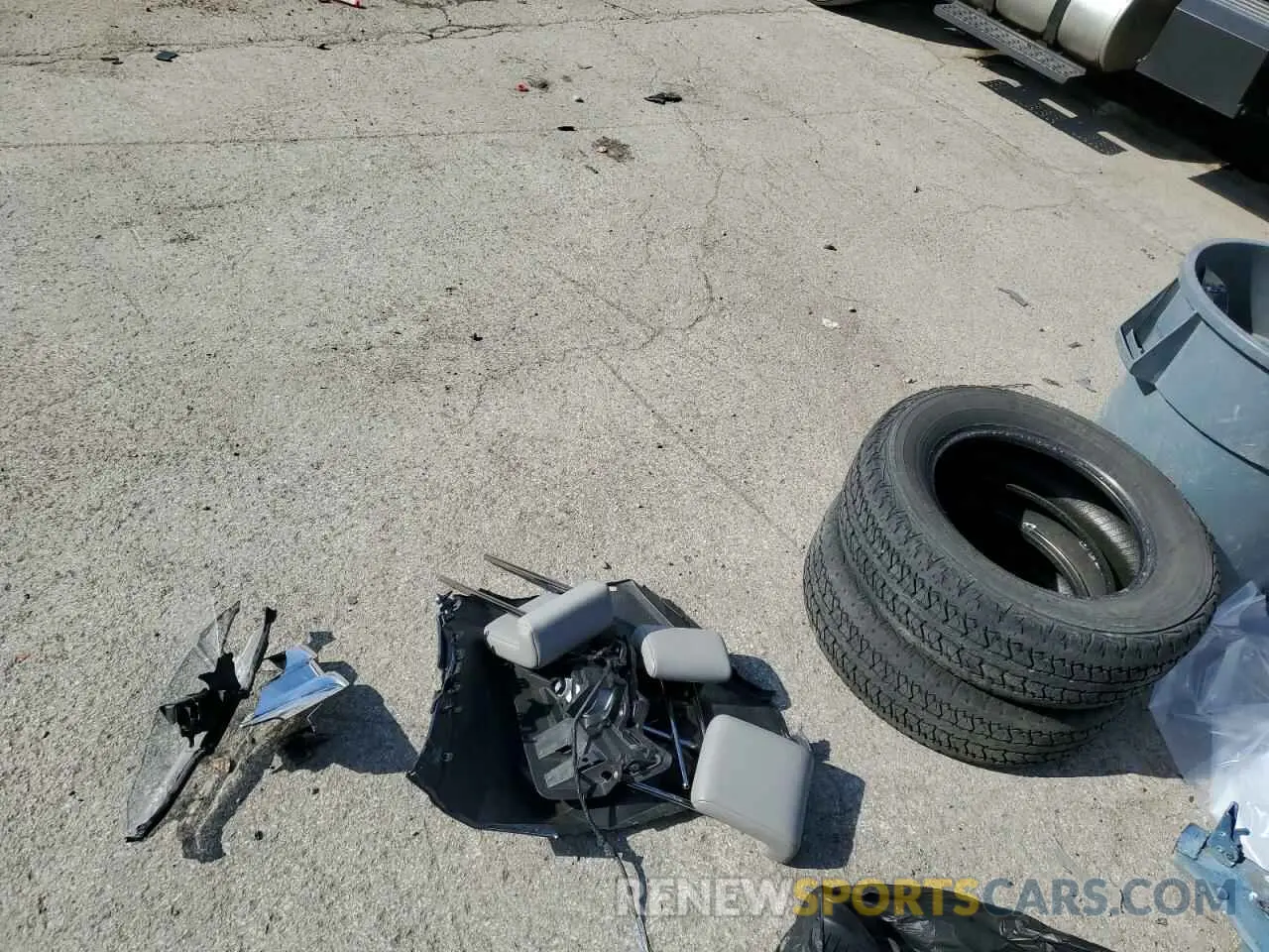 13 Photograph of a damaged car 5TDJZRFH4KS997273 TOYOTA HIGHLANDER 2019