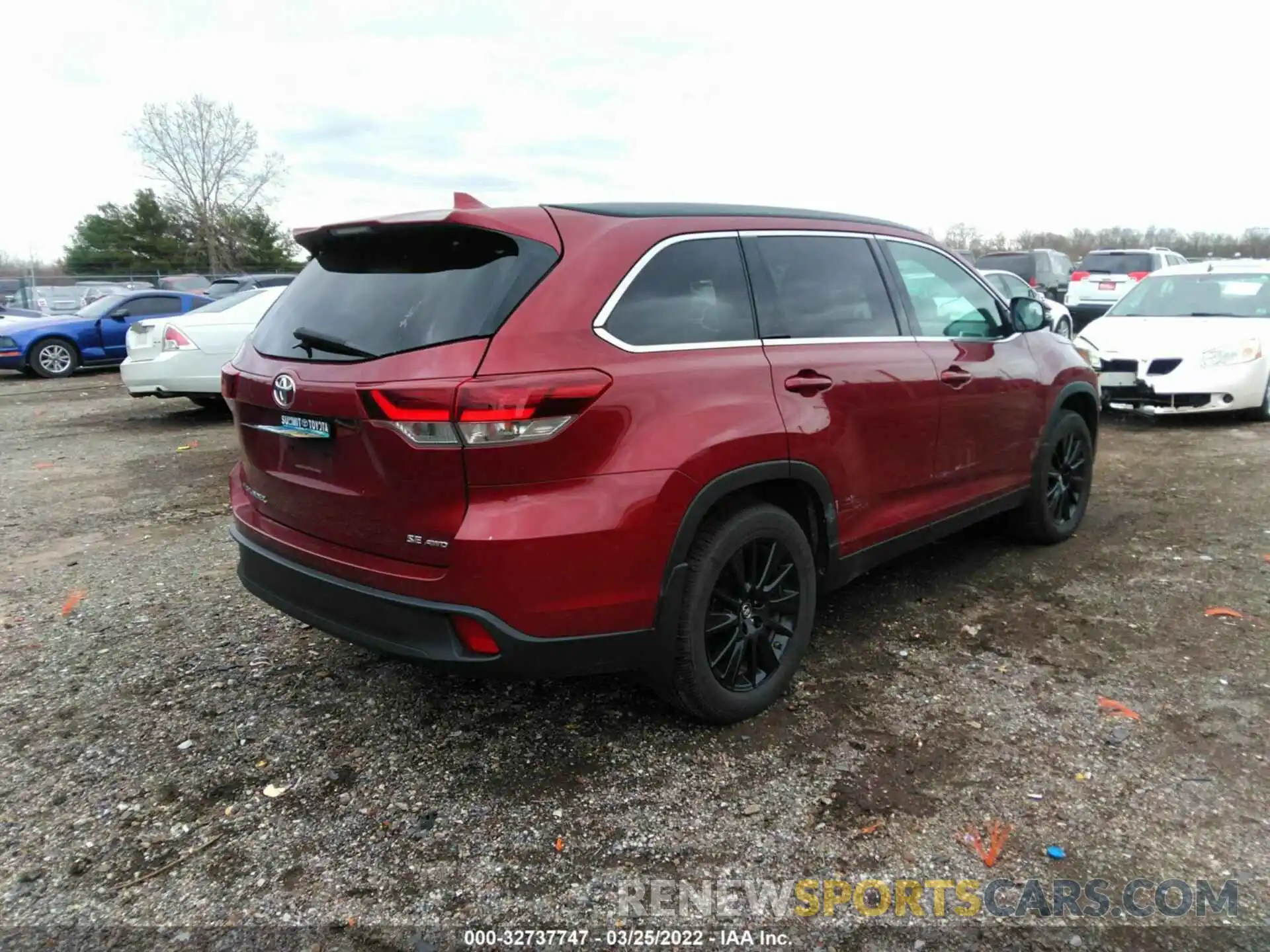 4 Photograph of a damaged car 5TDJZRFH5KS568630 TOYOTA HIGHLANDER 2019