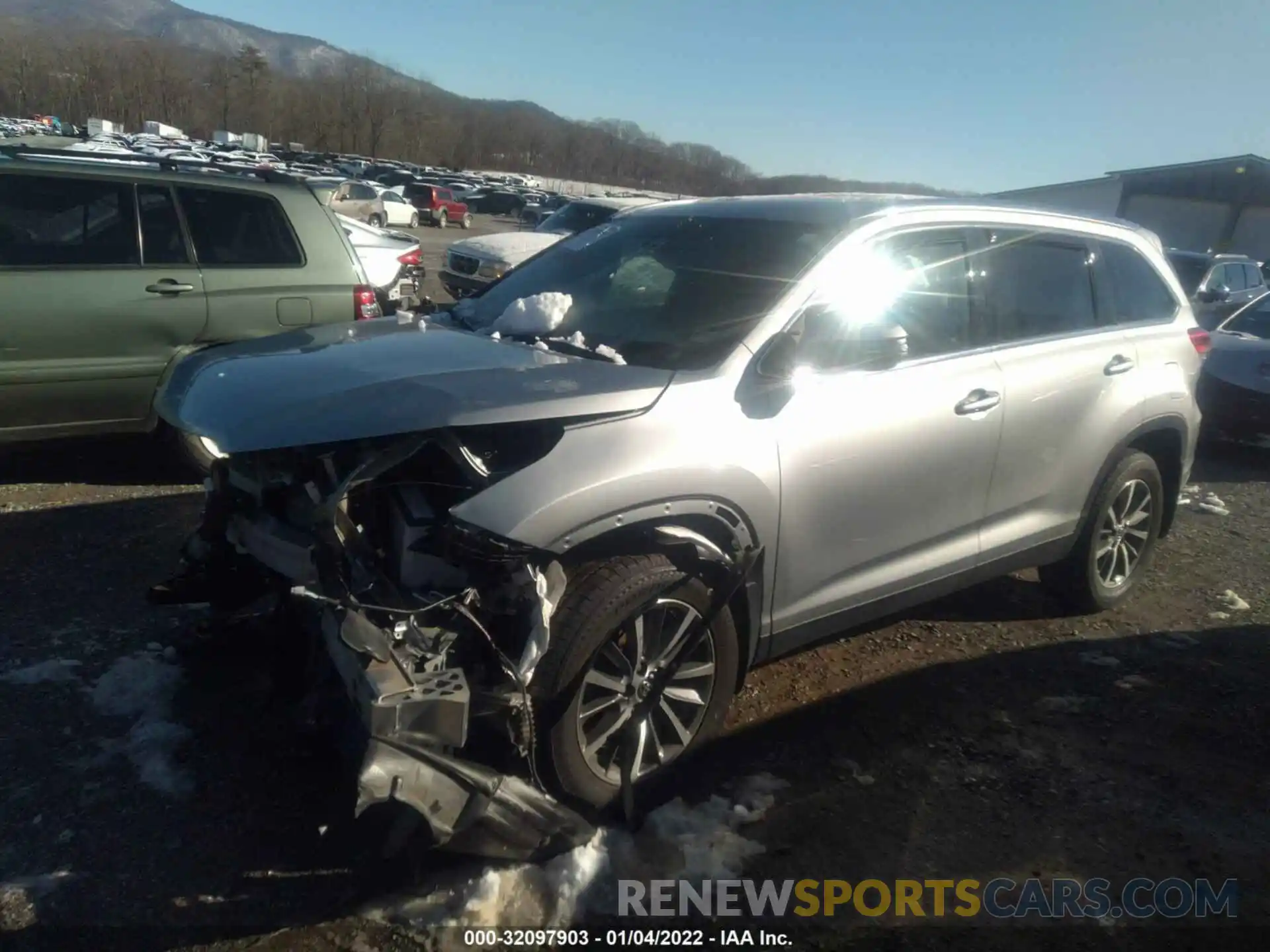 2 Photograph of a damaged car 5TDJZRFH5KS570989 TOYOTA HIGHLANDER 2019