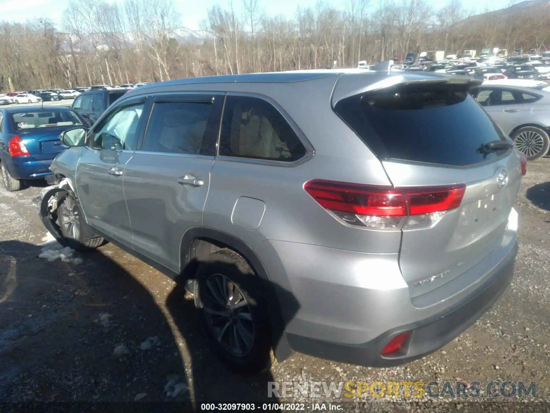 3 Photograph of a damaged car 5TDJZRFH5KS570989 TOYOTA HIGHLANDER 2019