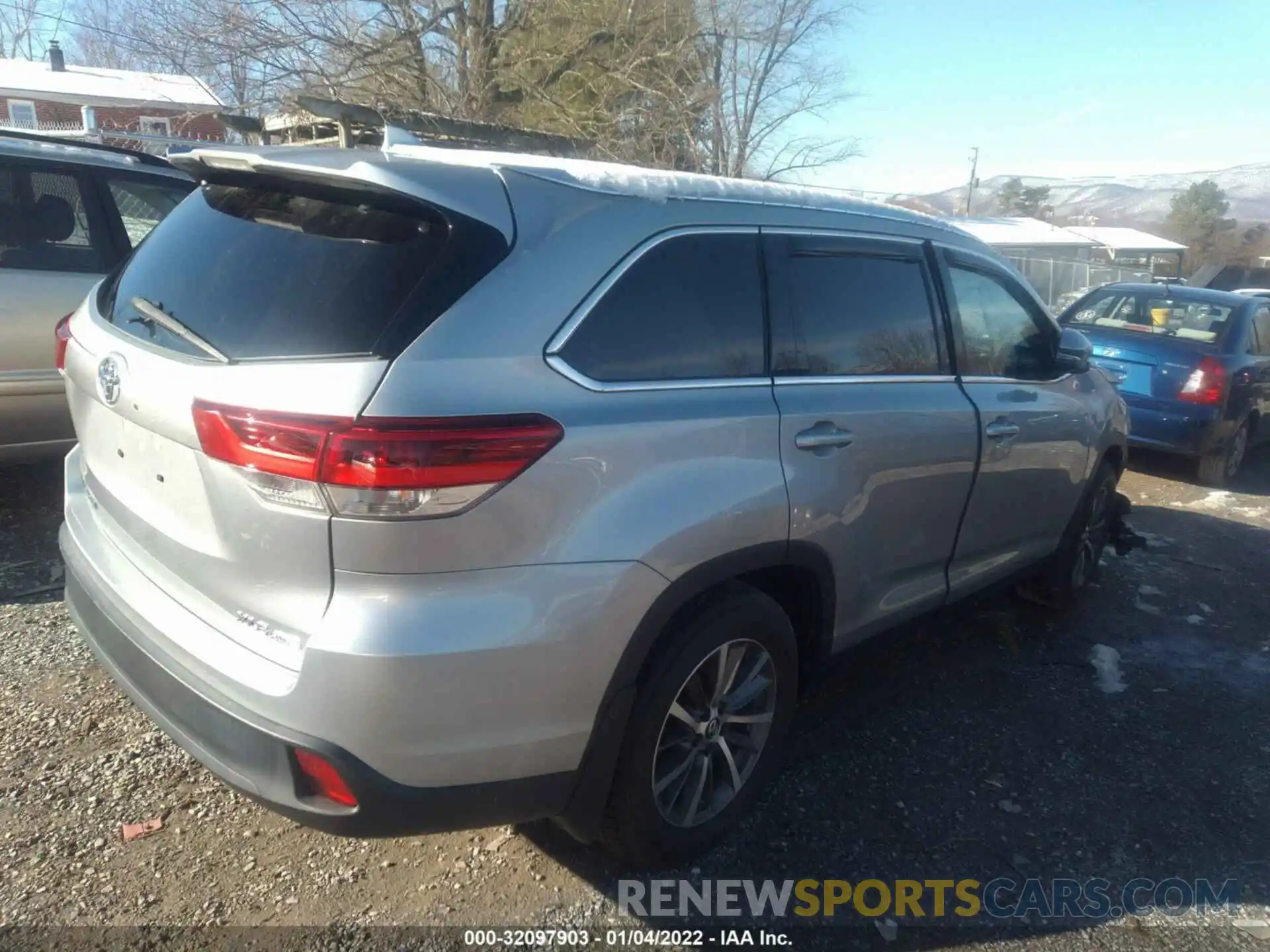 4 Photograph of a damaged car 5TDJZRFH5KS570989 TOYOTA HIGHLANDER 2019