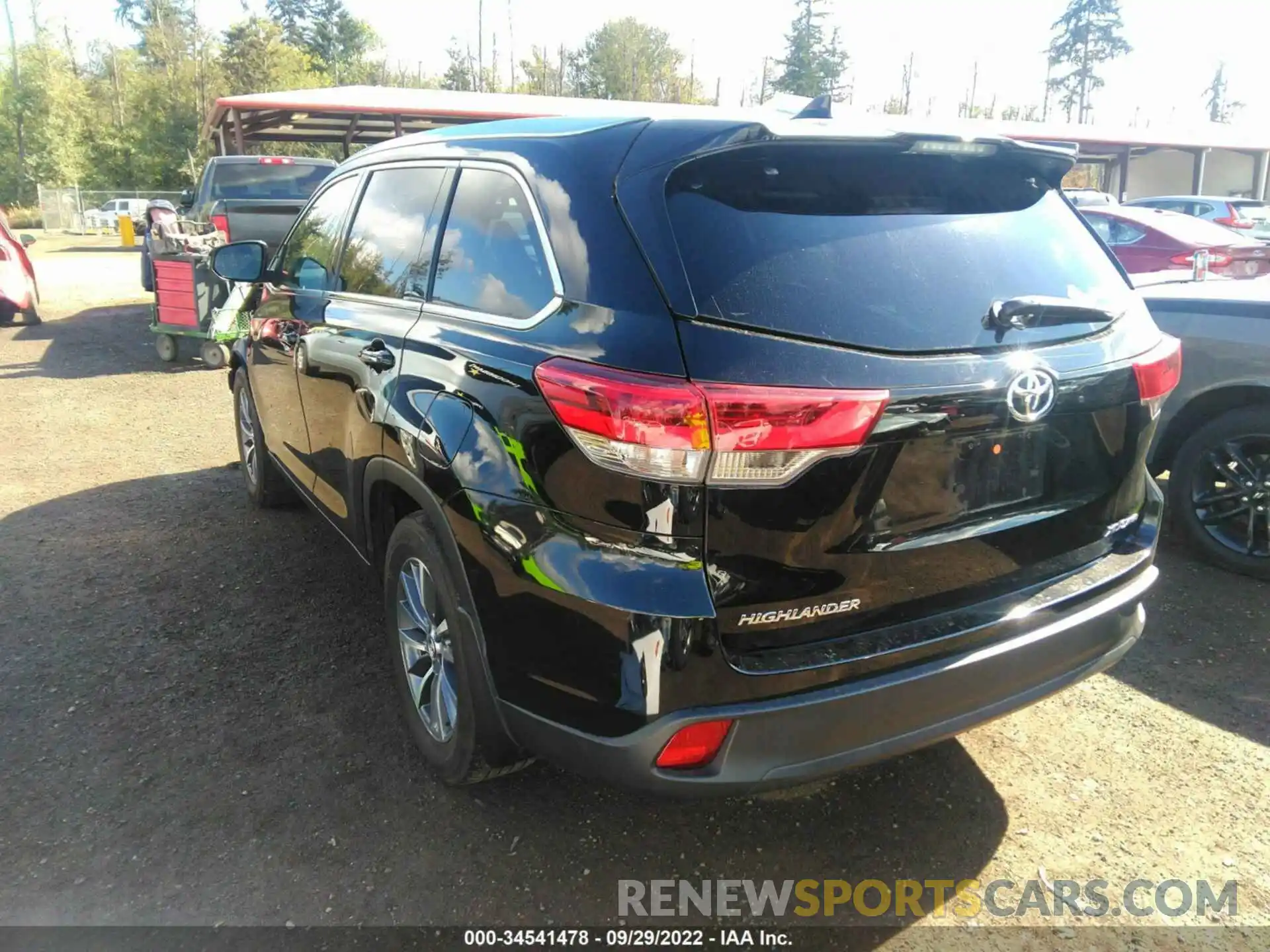 3 Photograph of a damaged car 5TDJZRFH5KS571849 TOYOTA HIGHLANDER 2019