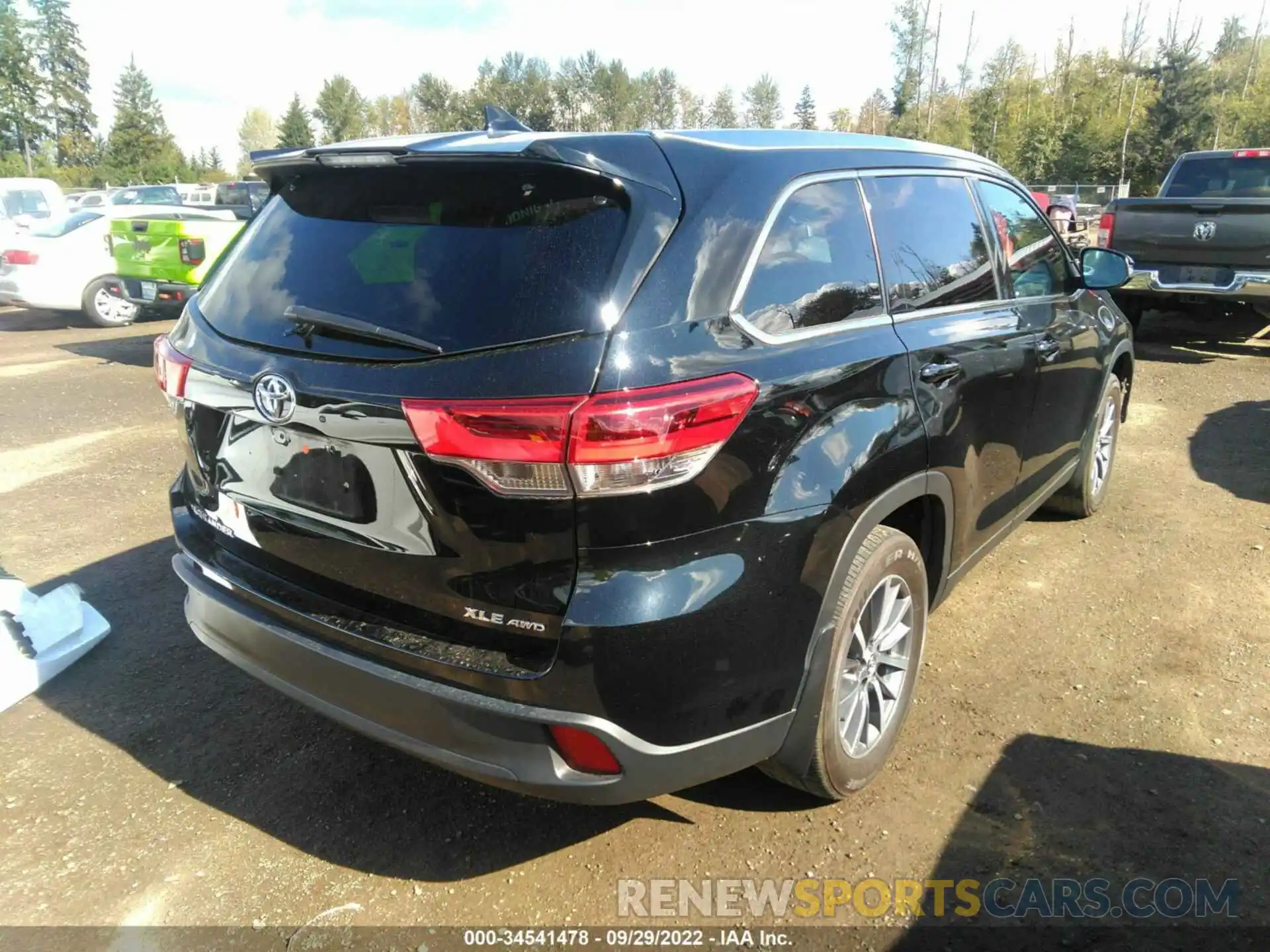 4 Photograph of a damaged car 5TDJZRFH5KS571849 TOYOTA HIGHLANDER 2019