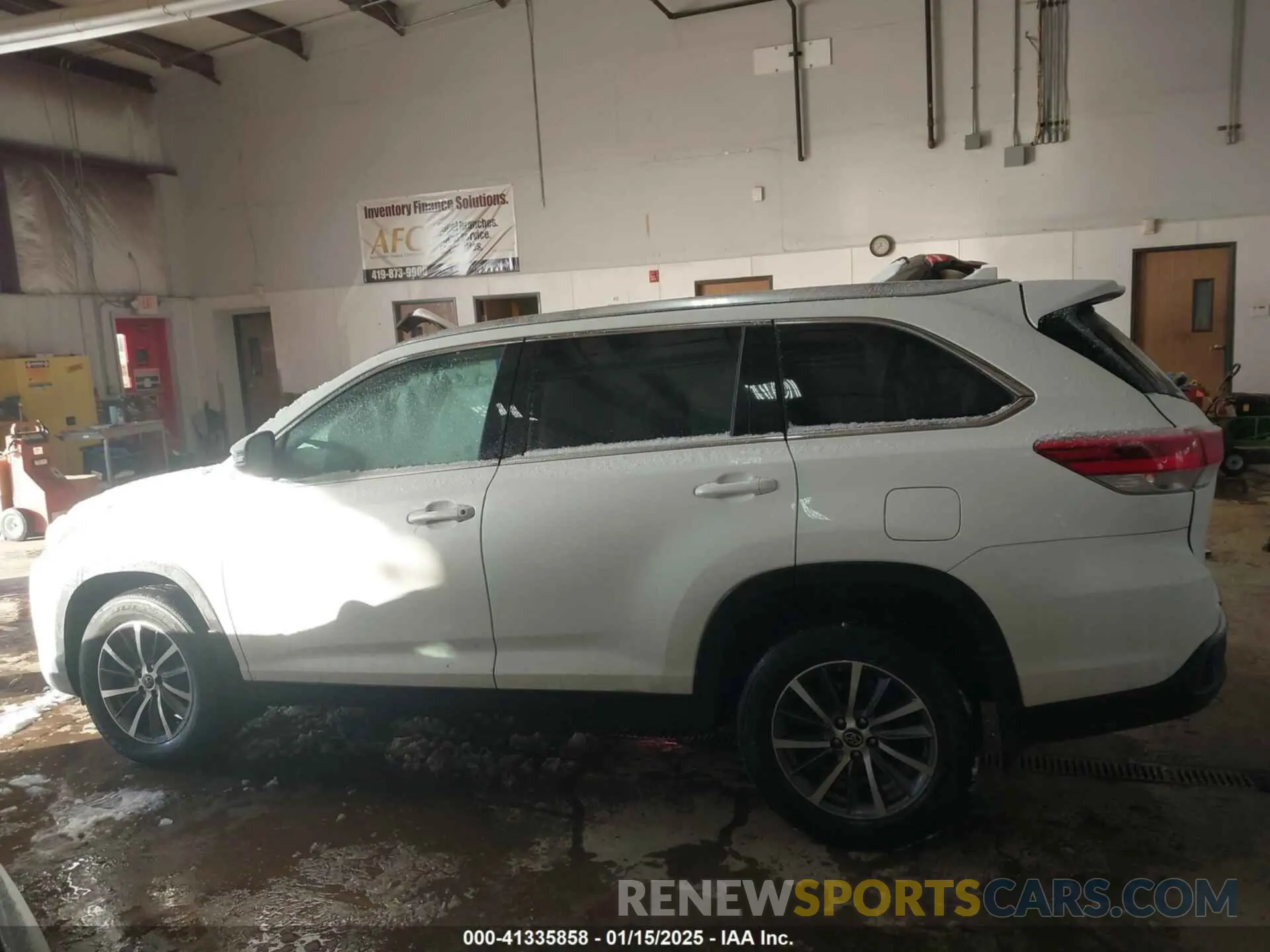 14 Photograph of a damaged car 5TDJZRFH5KS572144 TOYOTA HIGHLANDER 2019