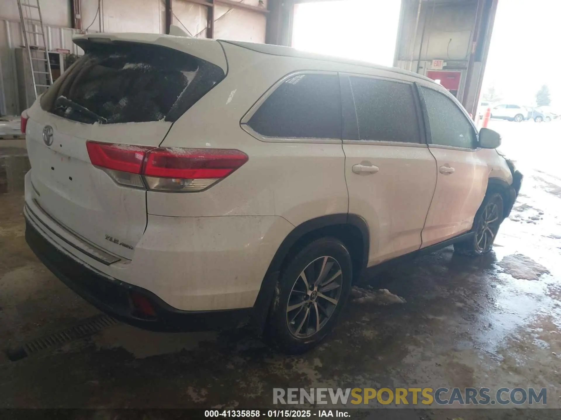 4 Photograph of a damaged car 5TDJZRFH5KS572144 TOYOTA HIGHLANDER 2019