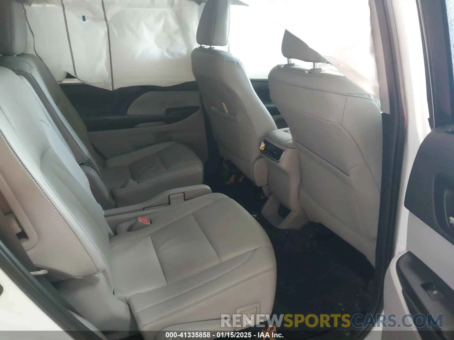 8 Photograph of a damaged car 5TDJZRFH5KS572144 TOYOTA HIGHLANDER 2019