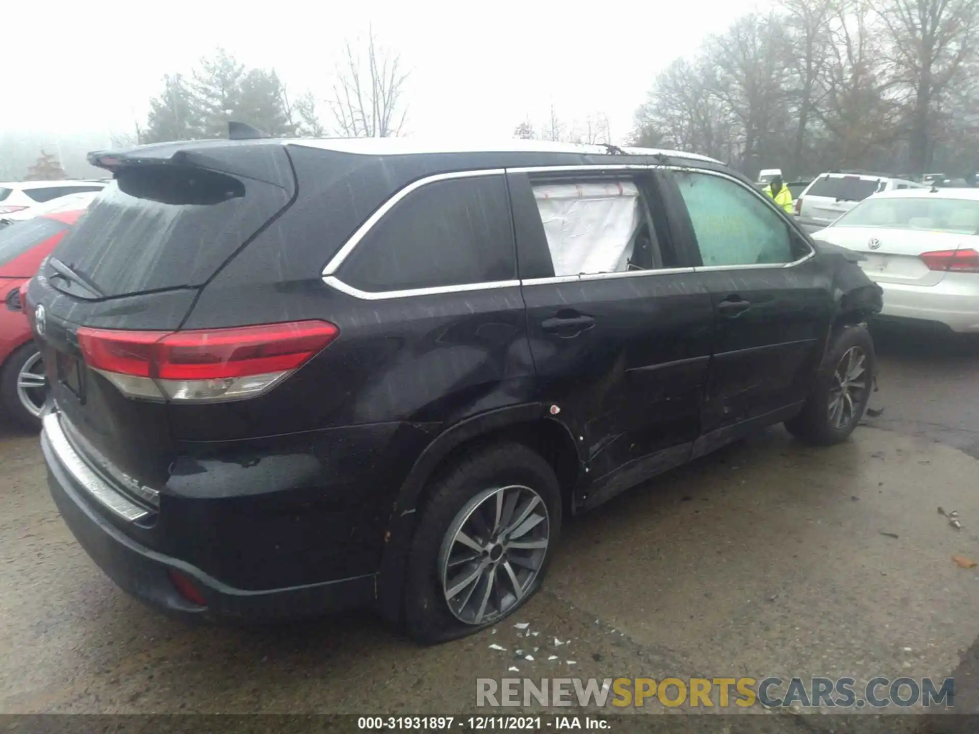 4 Photograph of a damaged car 5TDJZRFH5KS573097 TOYOTA HIGHLANDER 2019