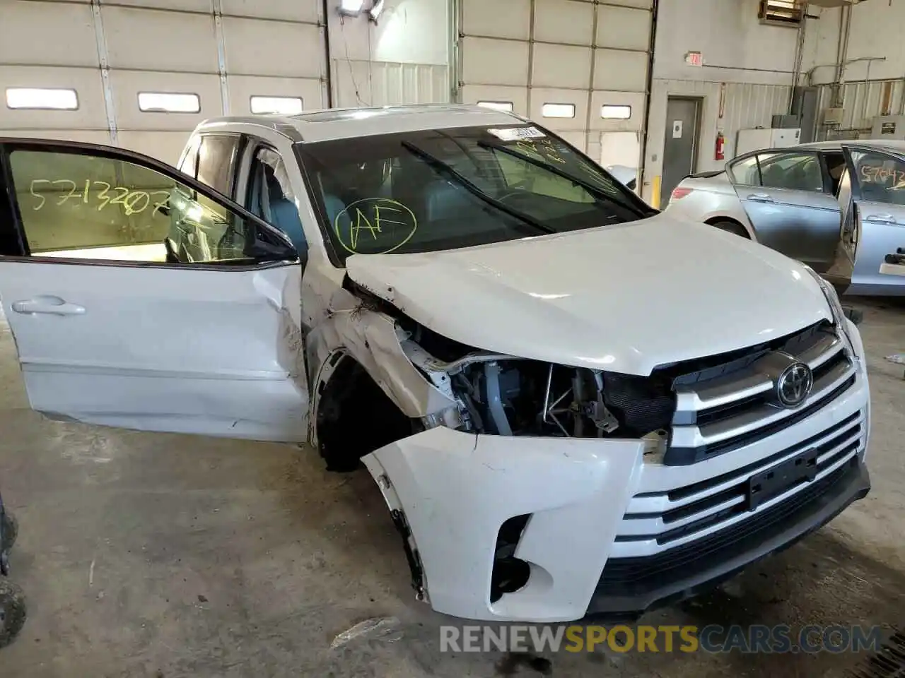 1 Photograph of a damaged car 5TDJZRFH5KS574282 TOYOTA HIGHLANDER 2019