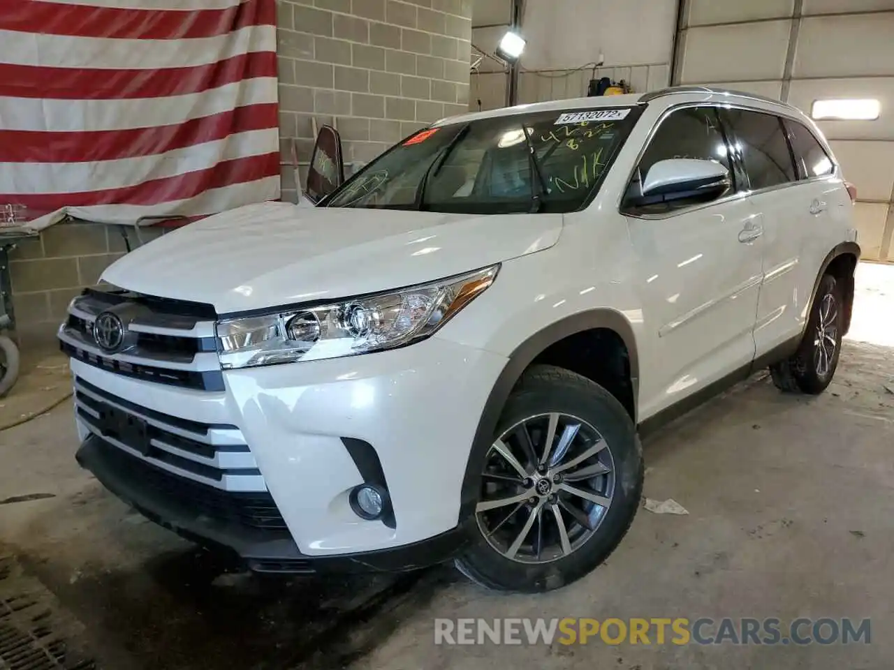 2 Photograph of a damaged car 5TDJZRFH5KS574282 TOYOTA HIGHLANDER 2019