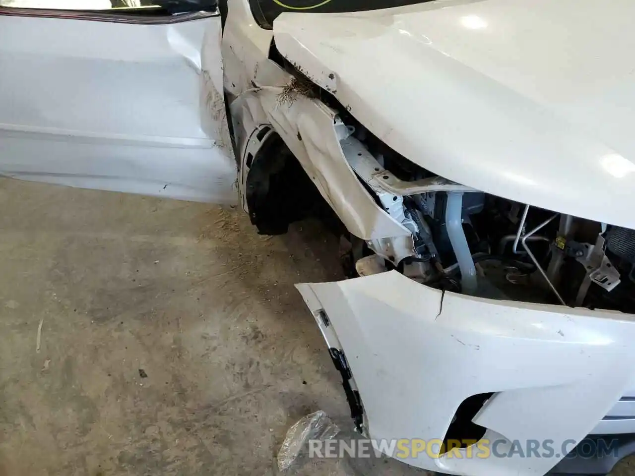 9 Photograph of a damaged car 5TDJZRFH5KS574282 TOYOTA HIGHLANDER 2019