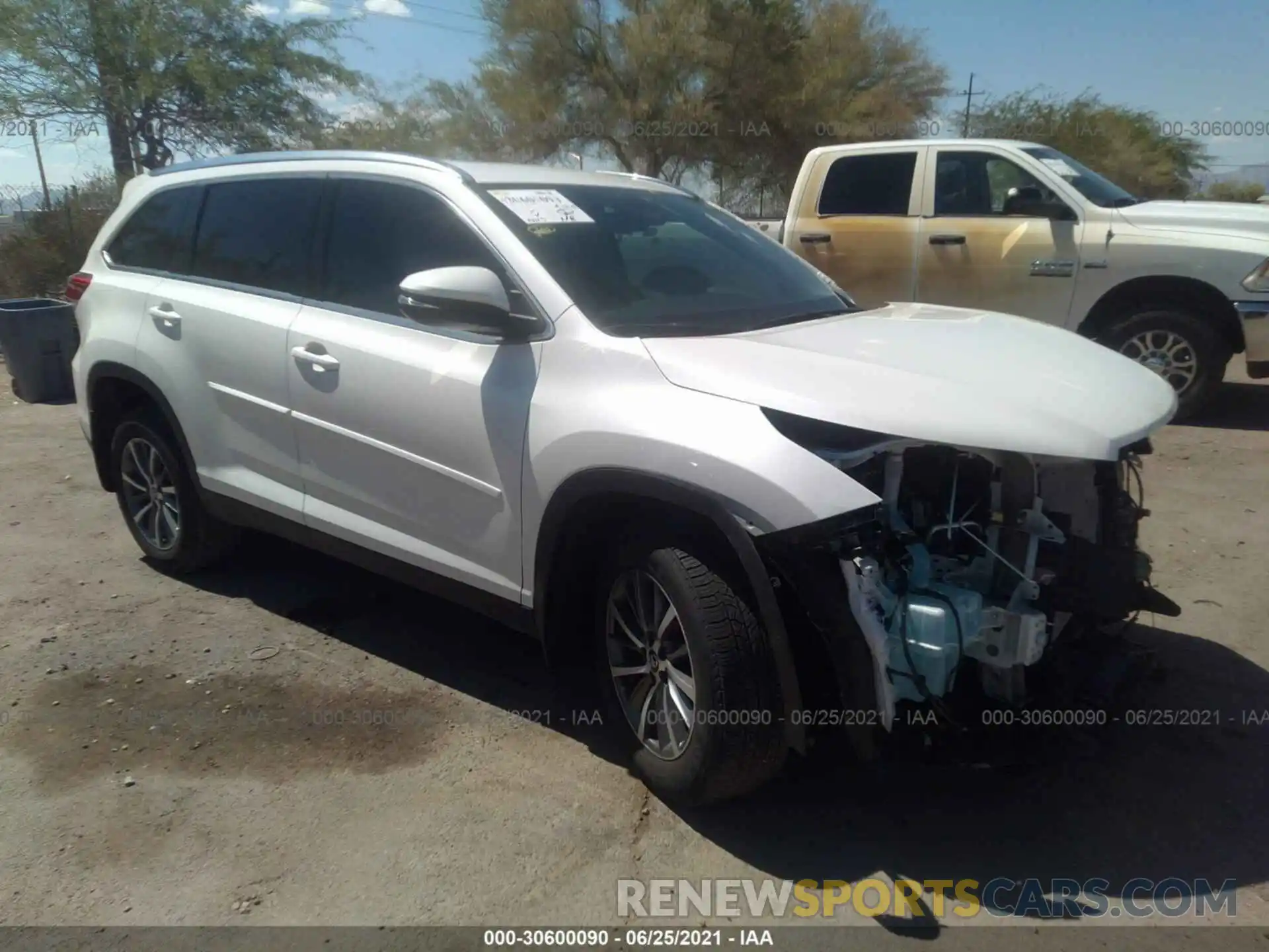 1 Photograph of a damaged car 5TDJZRFH5KS574718 TOYOTA HIGHLANDER 2019