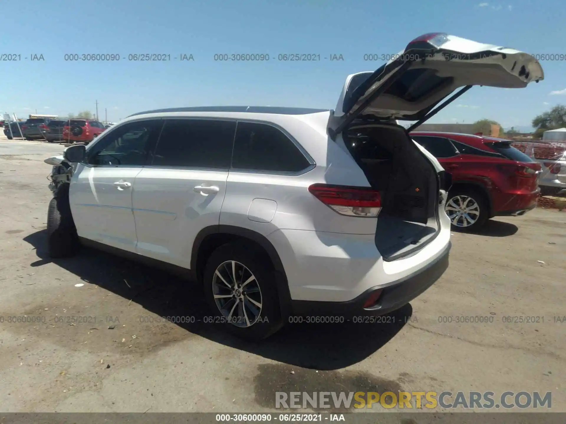 3 Photograph of a damaged car 5TDJZRFH5KS574718 TOYOTA HIGHLANDER 2019