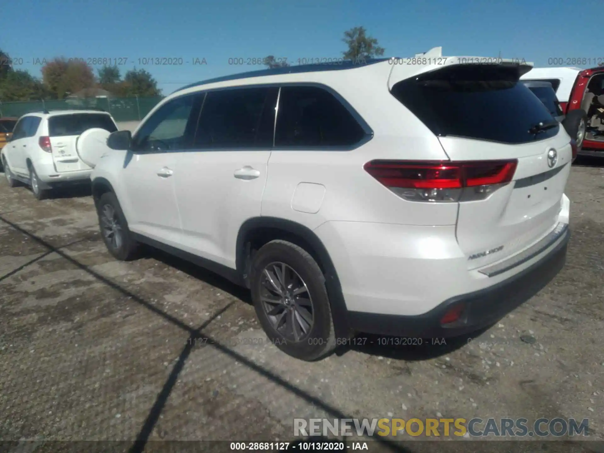 3 Photograph of a damaged car 5TDJZRFH5KS575657 TOYOTA HIGHLANDER 2019