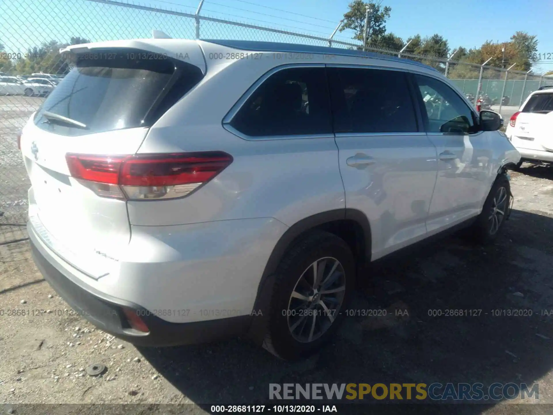 4 Photograph of a damaged car 5TDJZRFH5KS575657 TOYOTA HIGHLANDER 2019