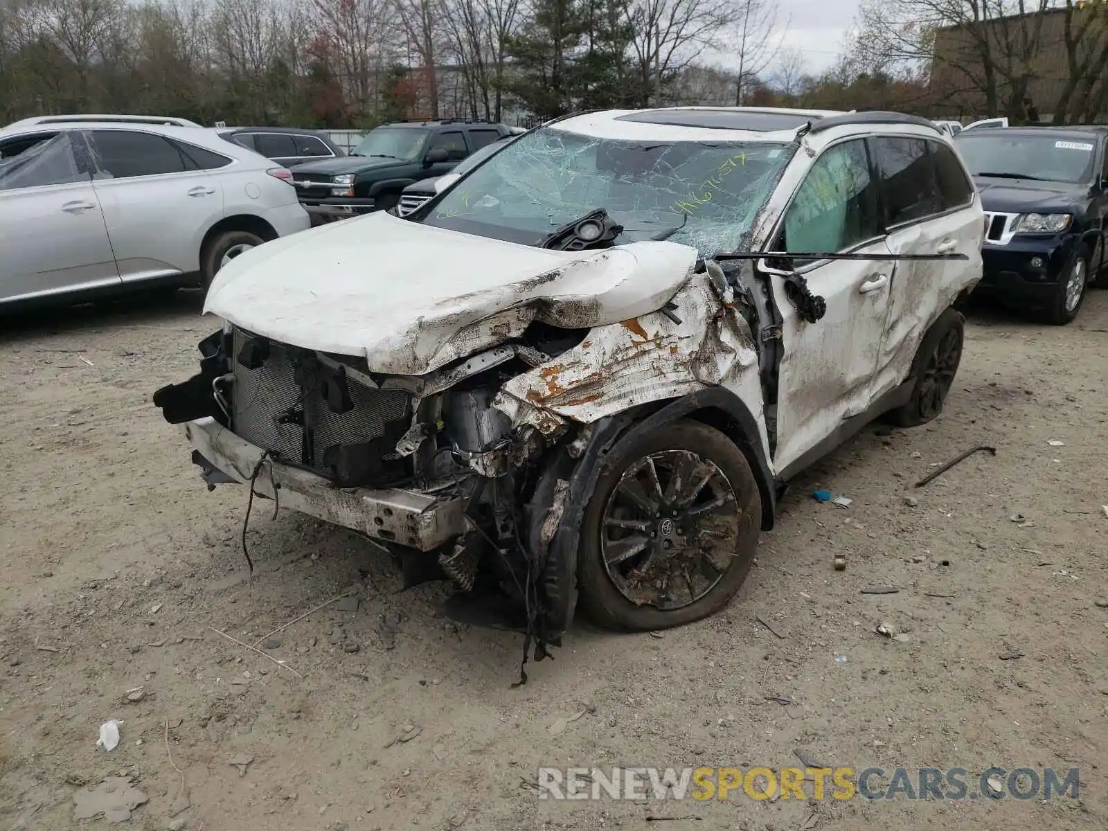 2 Photograph of a damaged car 5TDJZRFH5KS585153 TOYOTA HIGHLANDER 2019