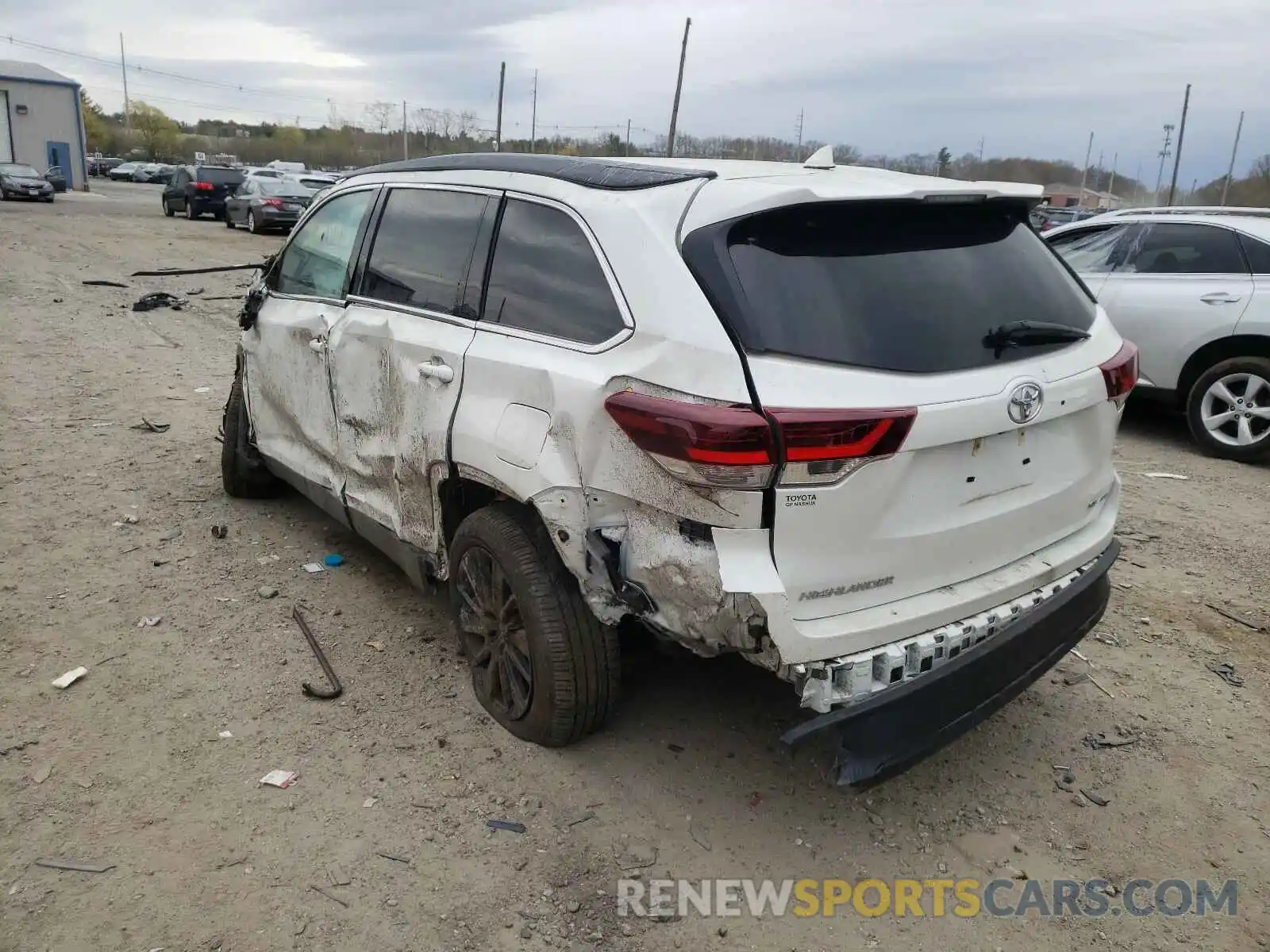 3 Photograph of a damaged car 5TDJZRFH5KS585153 TOYOTA HIGHLANDER 2019