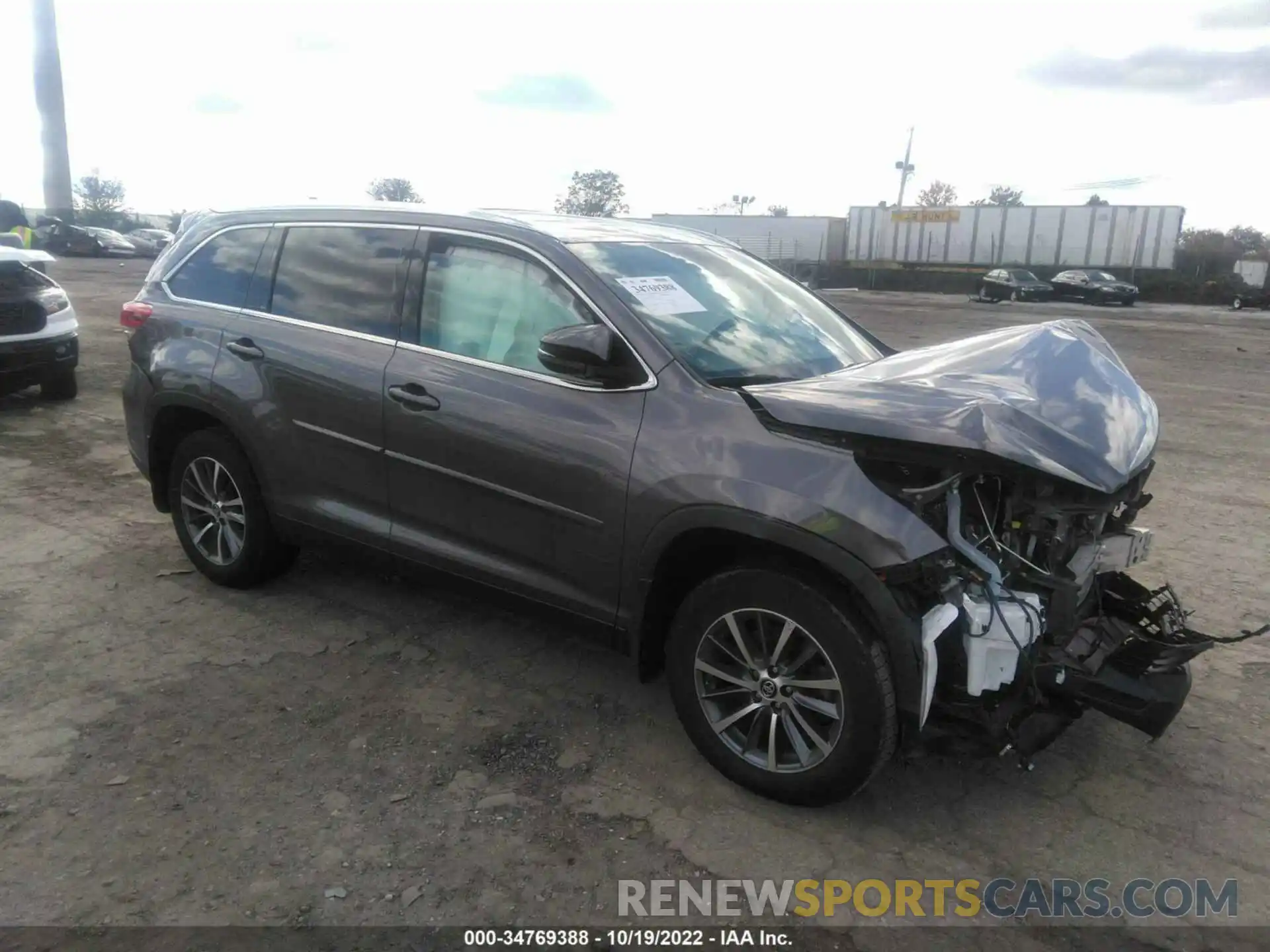 1 Photograph of a damaged car 5TDJZRFH5KS586982 TOYOTA HIGHLANDER 2019