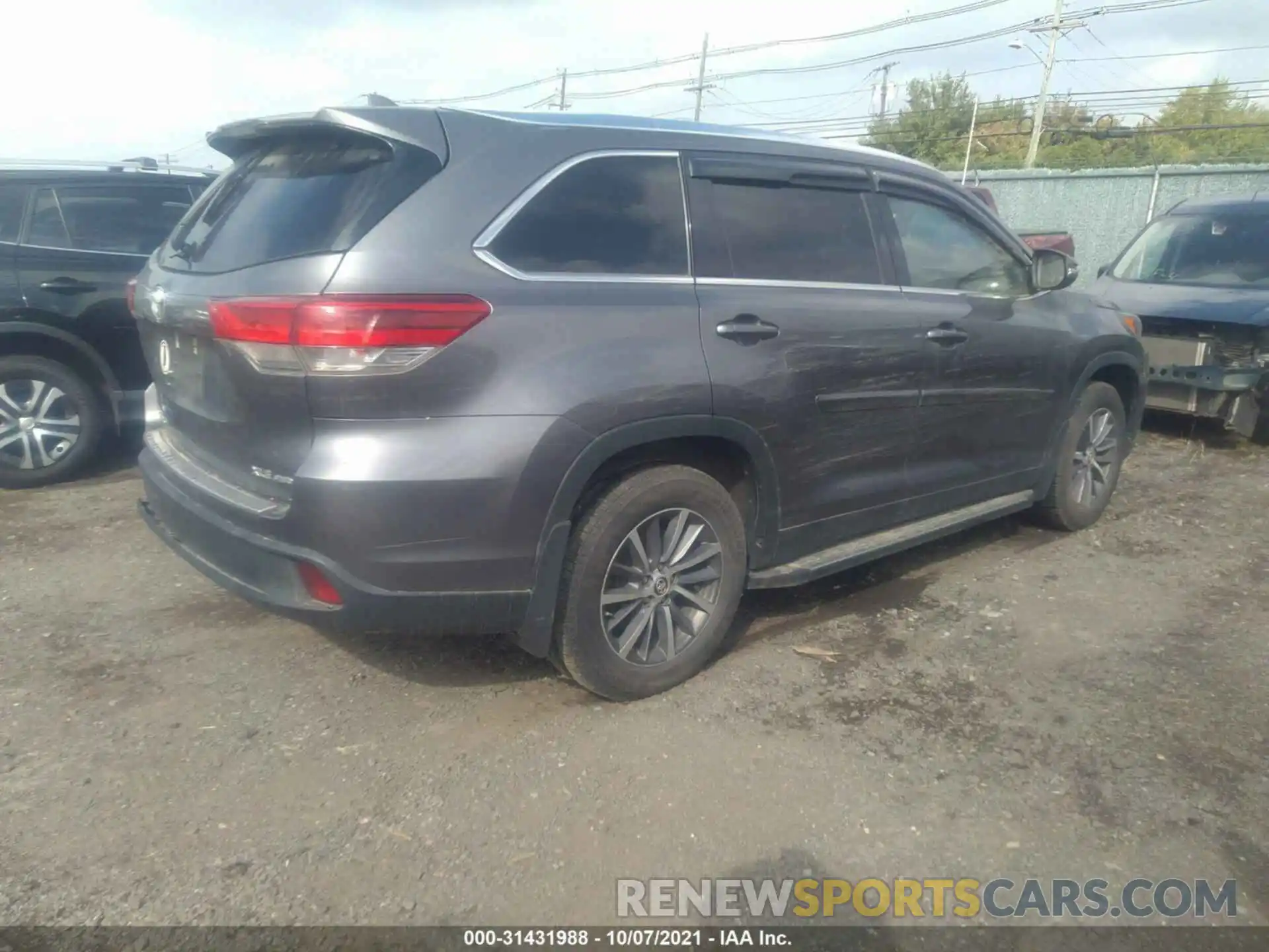 4 Photograph of a damaged car 5TDJZRFH5KS588263 TOYOTA HIGHLANDER 2019