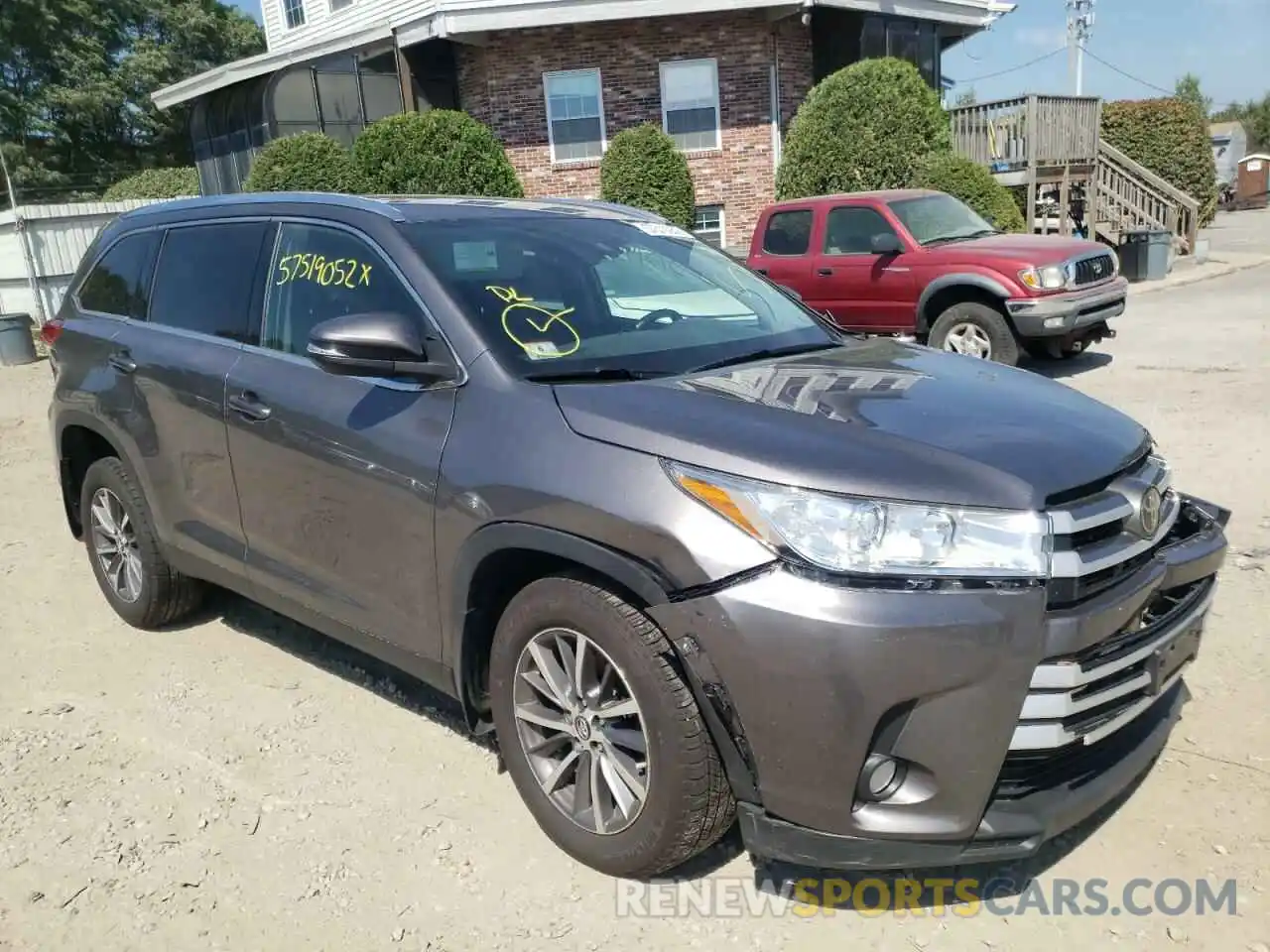 1 Photograph of a damaged car 5TDJZRFH5KS588487 TOYOTA HIGHLANDER 2019