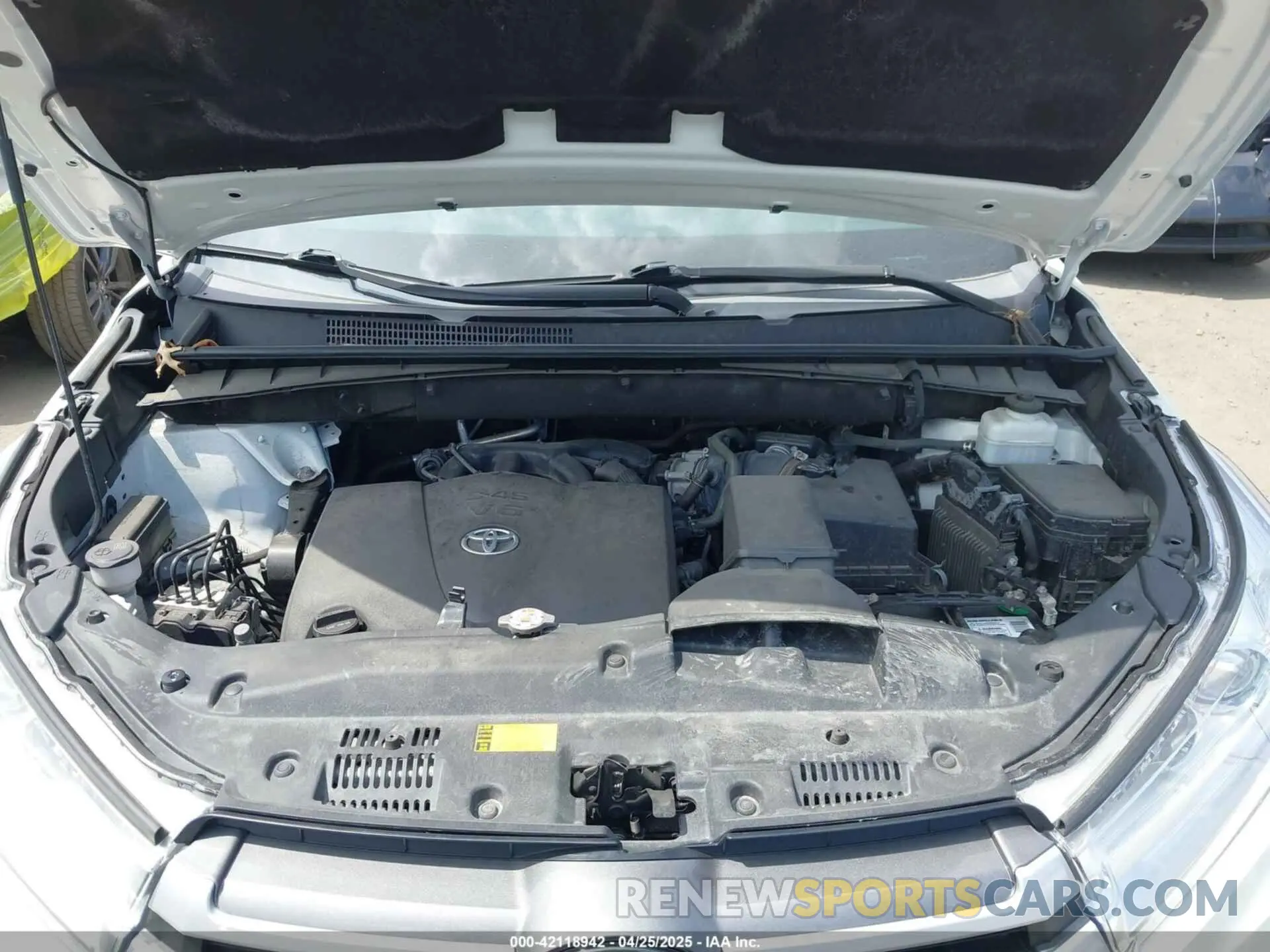 10 Photograph of a damaged car 5TDJZRFH5KS594502 TOYOTA HIGHLANDER 2019