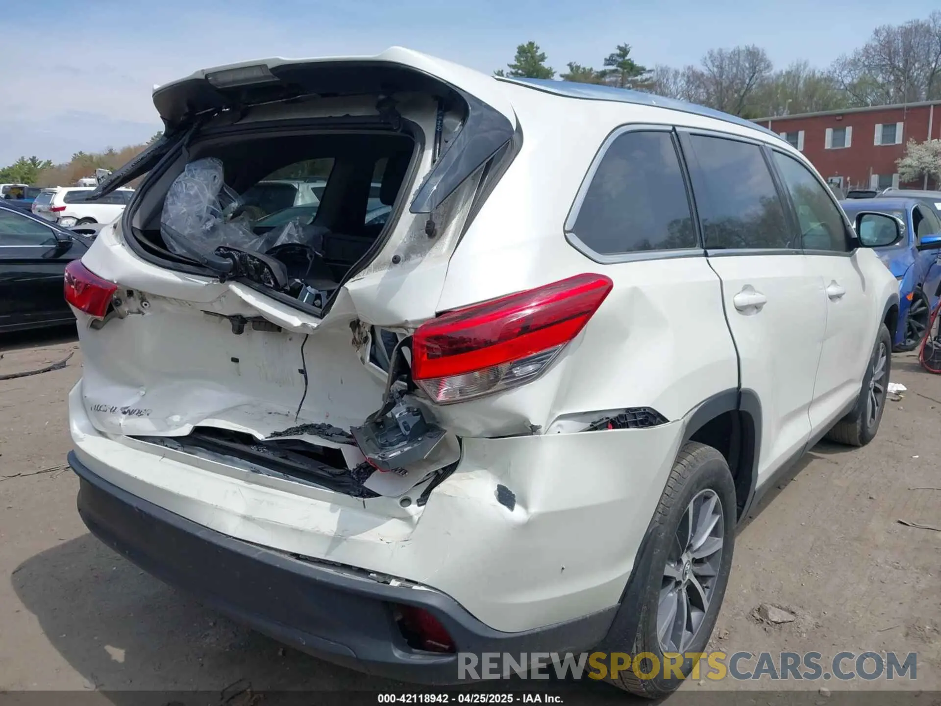 4 Photograph of a damaged car 5TDJZRFH5KS594502 TOYOTA HIGHLANDER 2019