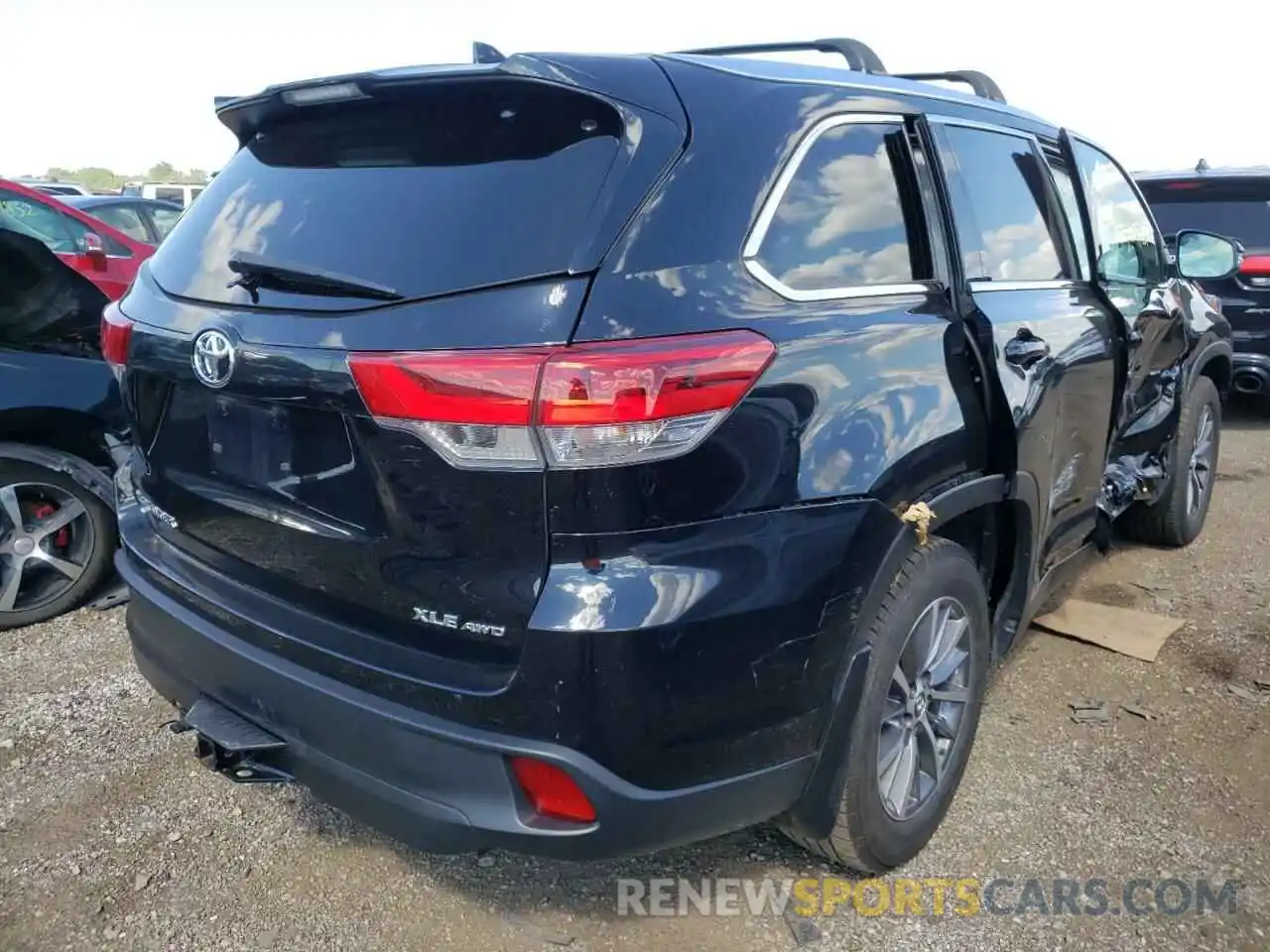 4 Photograph of a damaged car 5TDJZRFH5KS595181 TOYOTA HIGHLANDER 2019