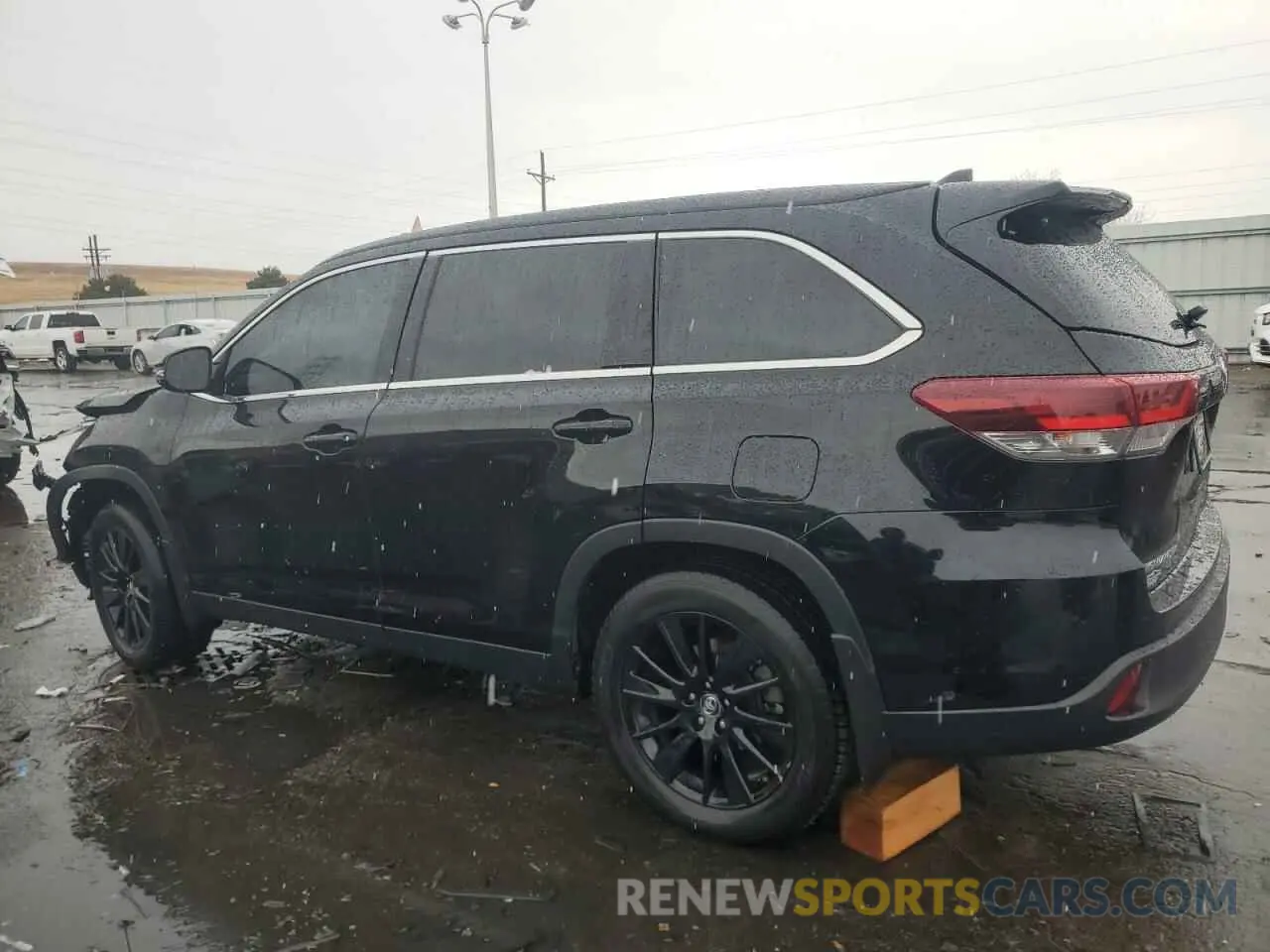 2 Photograph of a damaged car 5TDJZRFH5KS606535 TOYOTA HIGHLANDER 2019