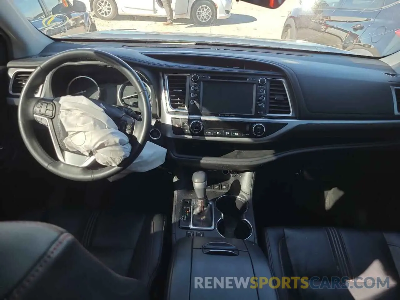 8 Photograph of a damaged car 5TDJZRFH5KS606535 TOYOTA HIGHLANDER 2019