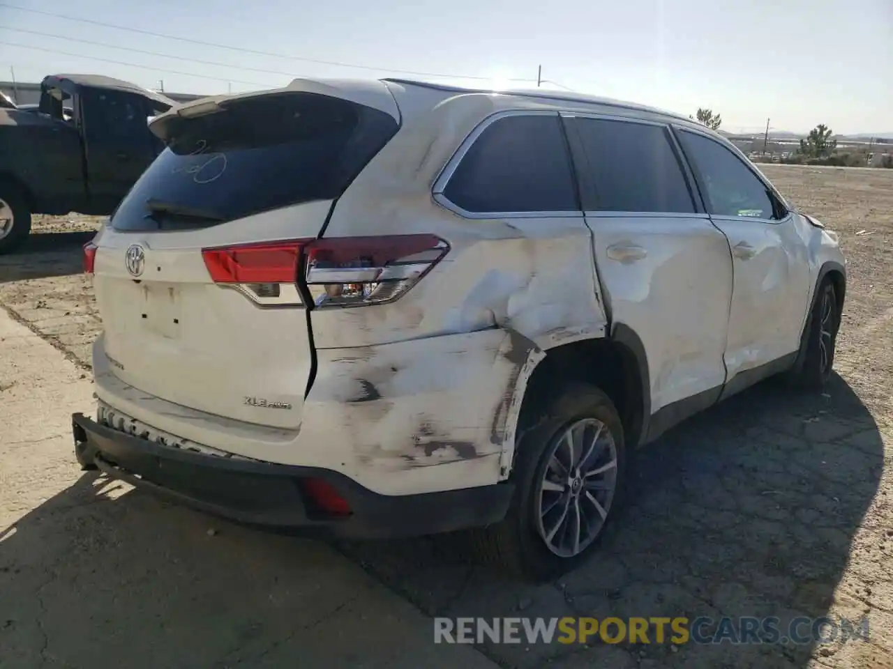 4 Photograph of a damaged car 5TDJZRFH5KS606714 TOYOTA HIGHLANDER 2019