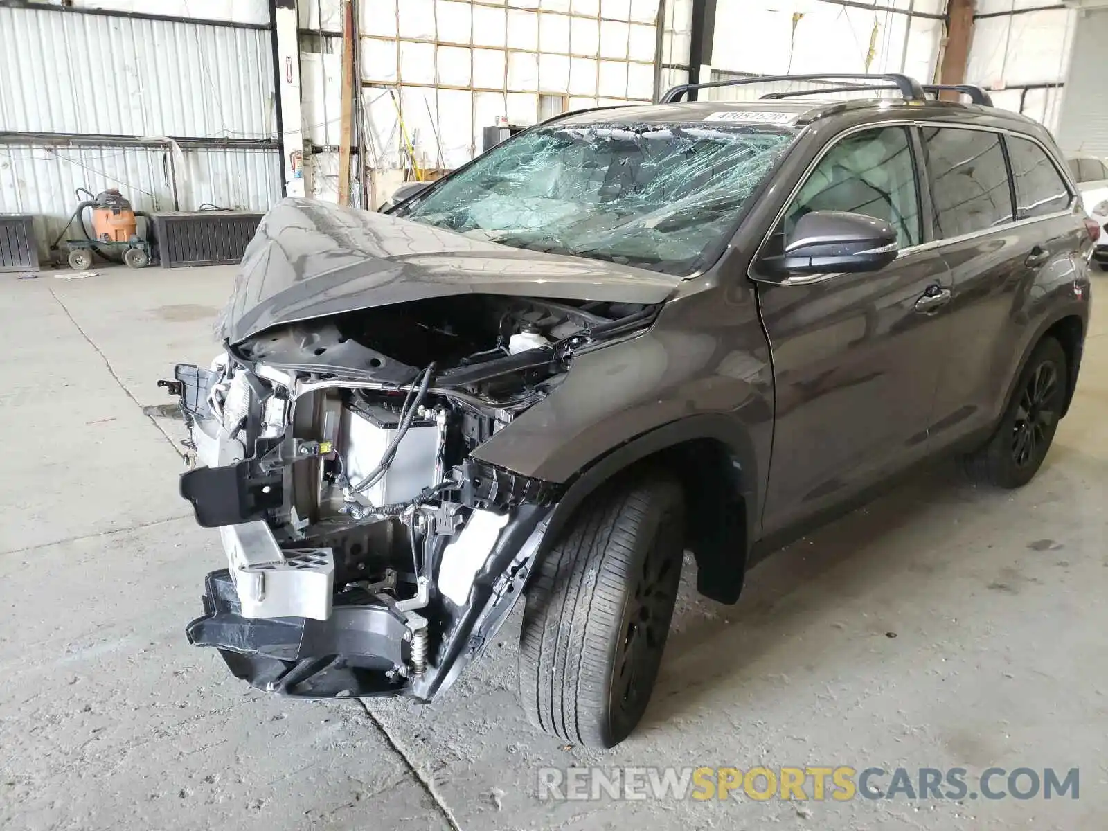 2 Photograph of a damaged car 5TDJZRFH5KS607068 TOYOTA HIGHLANDER 2019